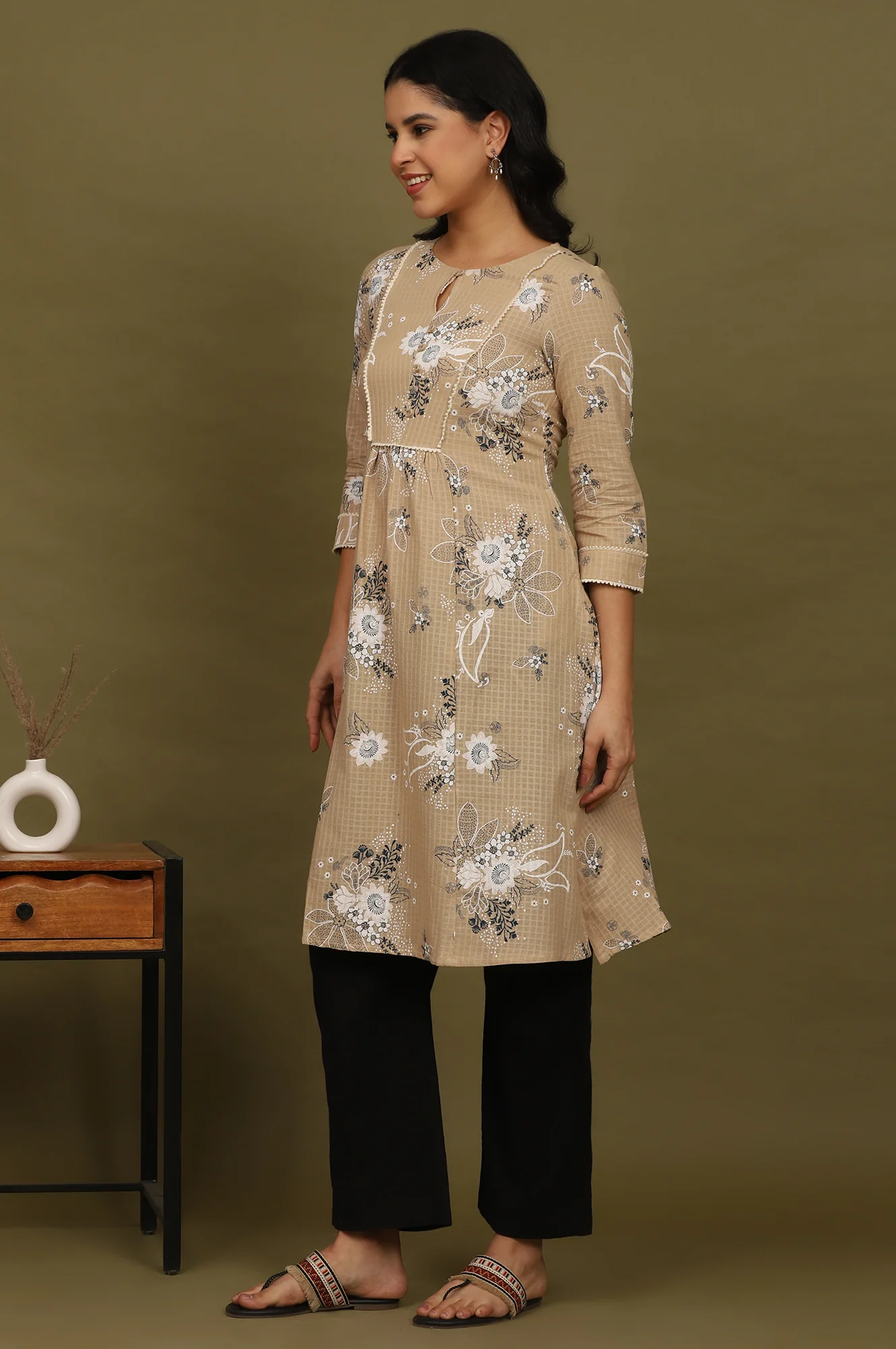Beige Floral Printed Cotton Check Textured Kurta - Image 4