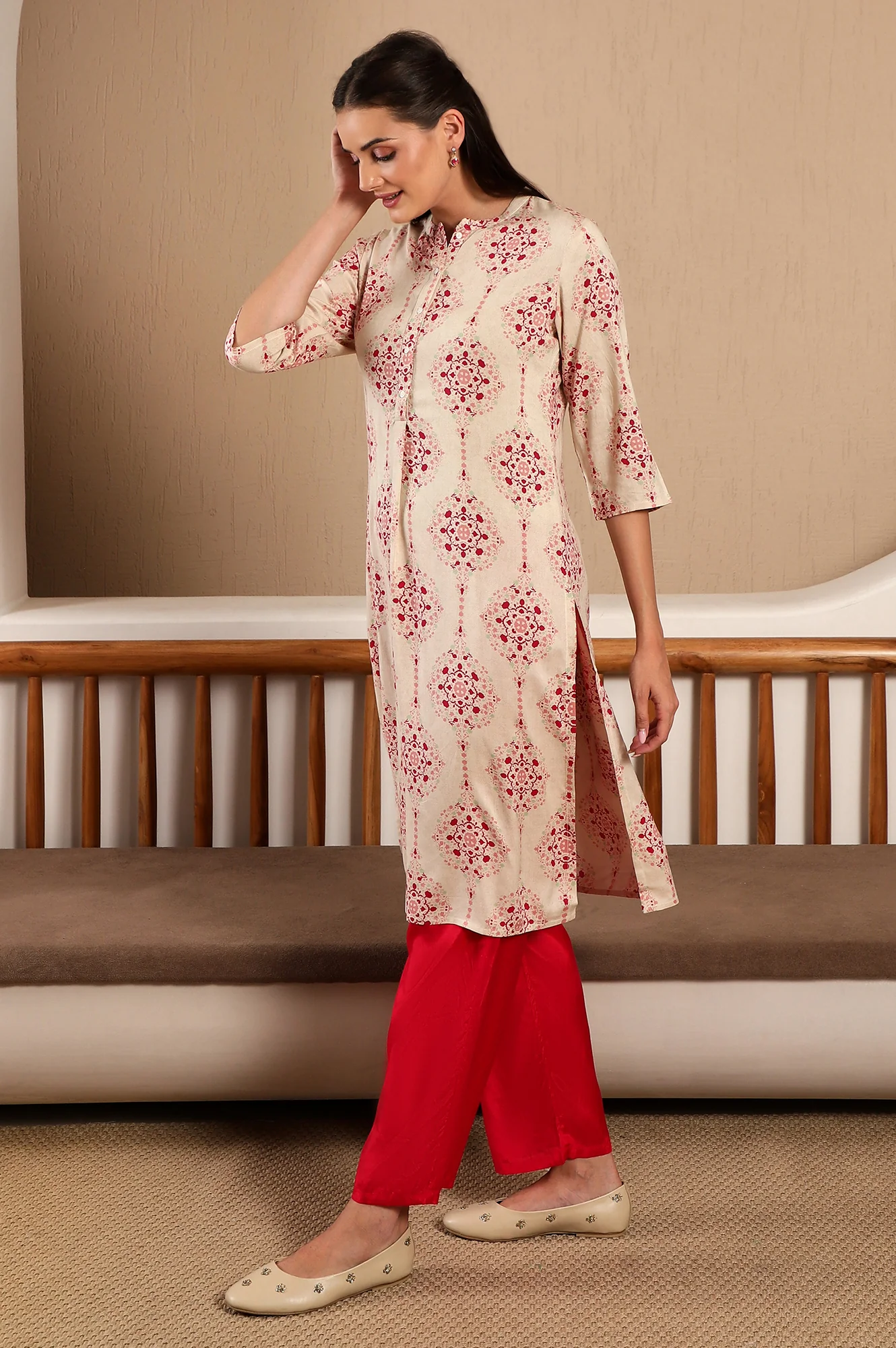 Beige Floral Printed Mandarin Collar Classy Straight Kurta - Image 5