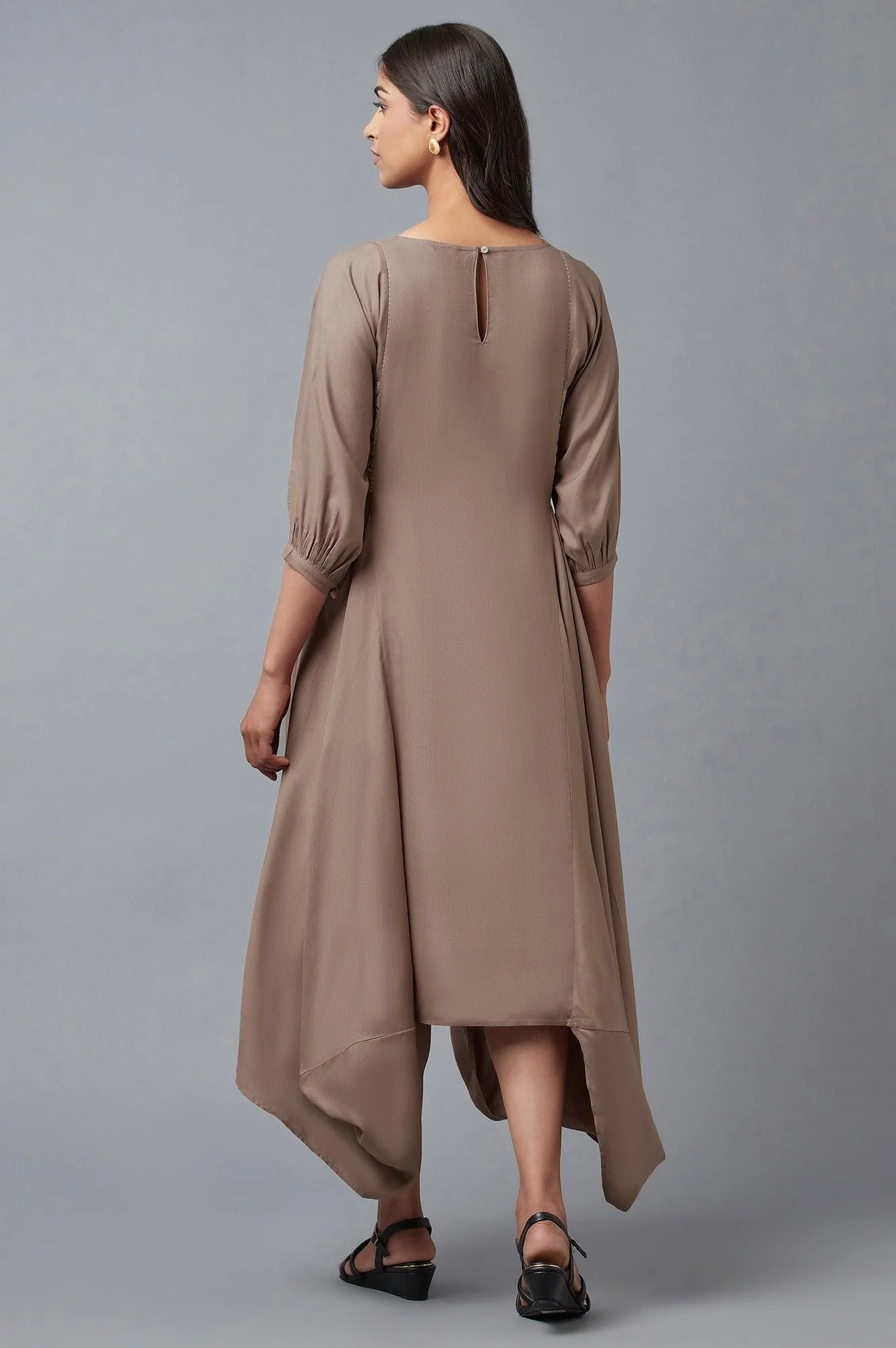 Beige Rayon kurta In Boat Neck With Embroidered Panel - Image 2