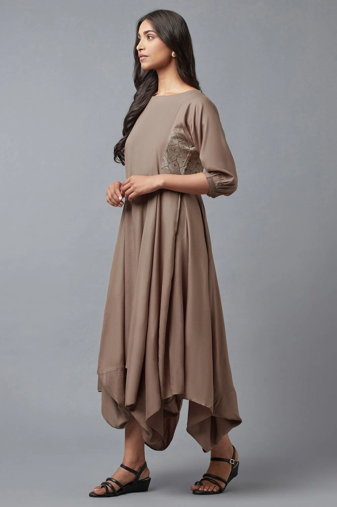 Beige Rayon kurta In Boat Neck With Embroidered Panel - Image 3