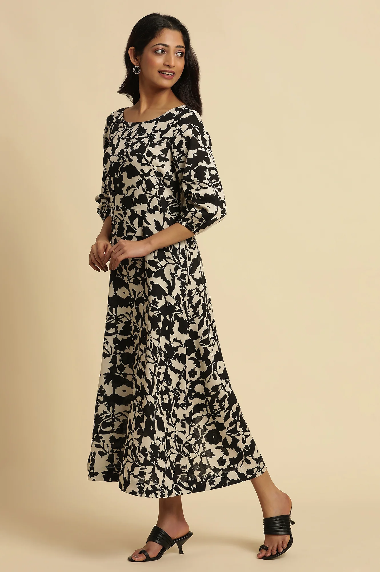 Black and White Abstract Printed Cotton A-Line Western Dress - Image 4
