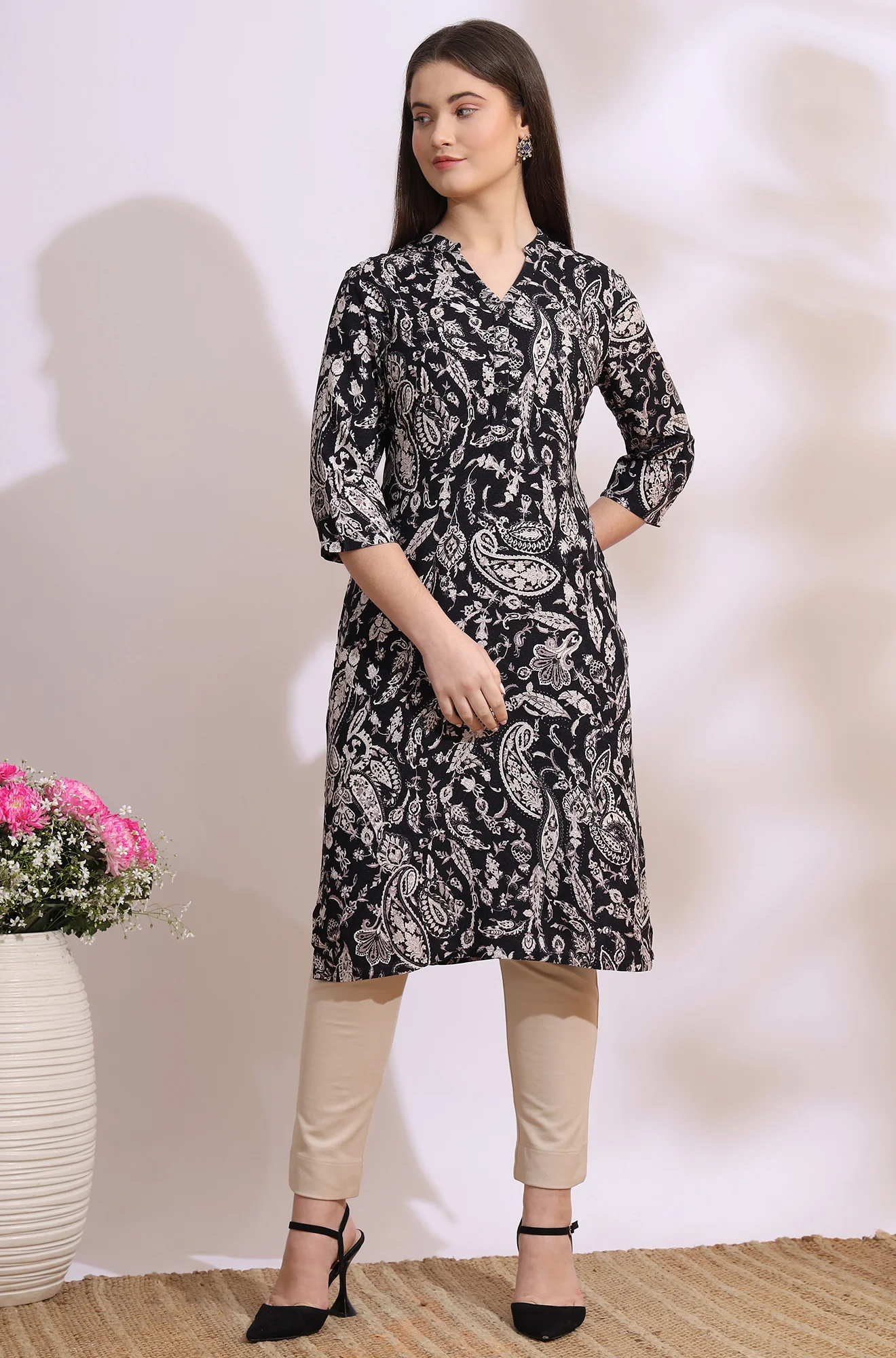Black Bold Floral Printed Cotton Cambric Straight Kurta - Image 2