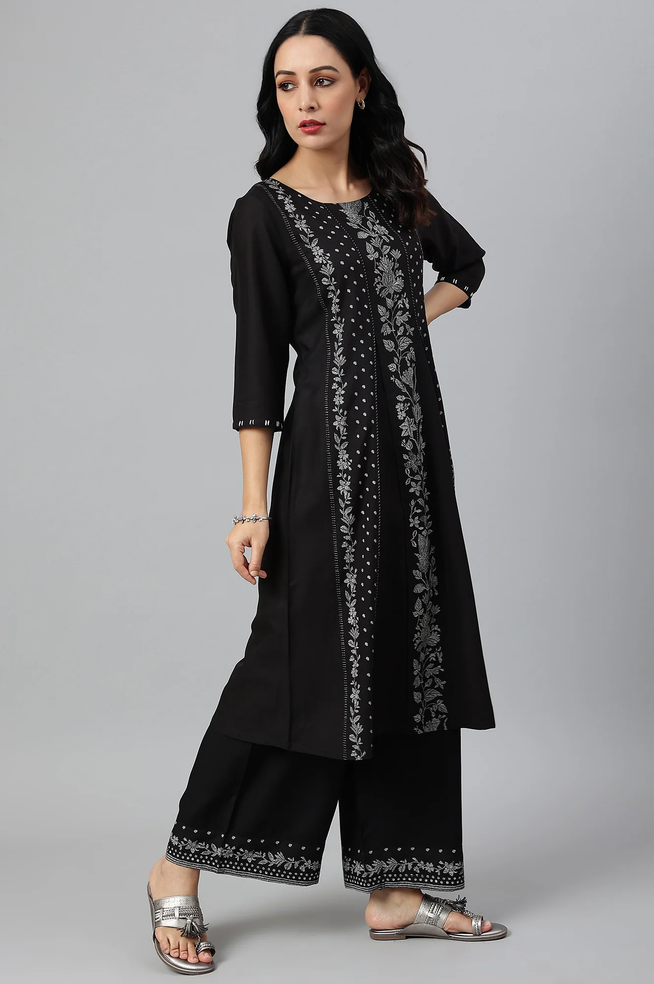 Black Floral Print Round Neck kurta With Godets - Image 6