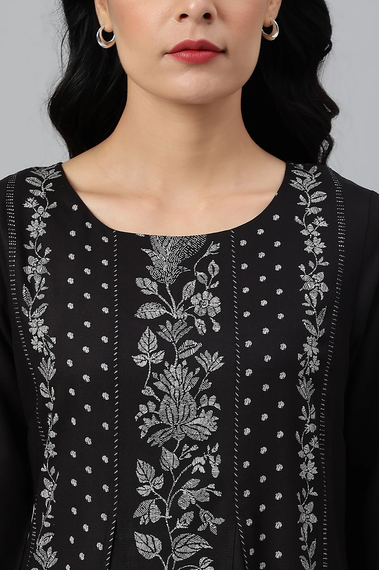 Black Floral Print Round Neck kurta With Godets - Image 8