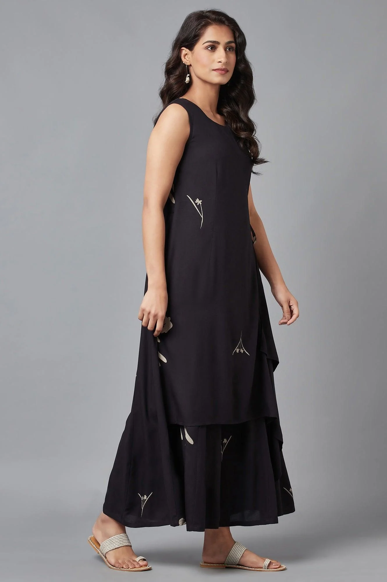 Black Sleeveless Angrakha Jumpsuit in Round Neck - Image 4