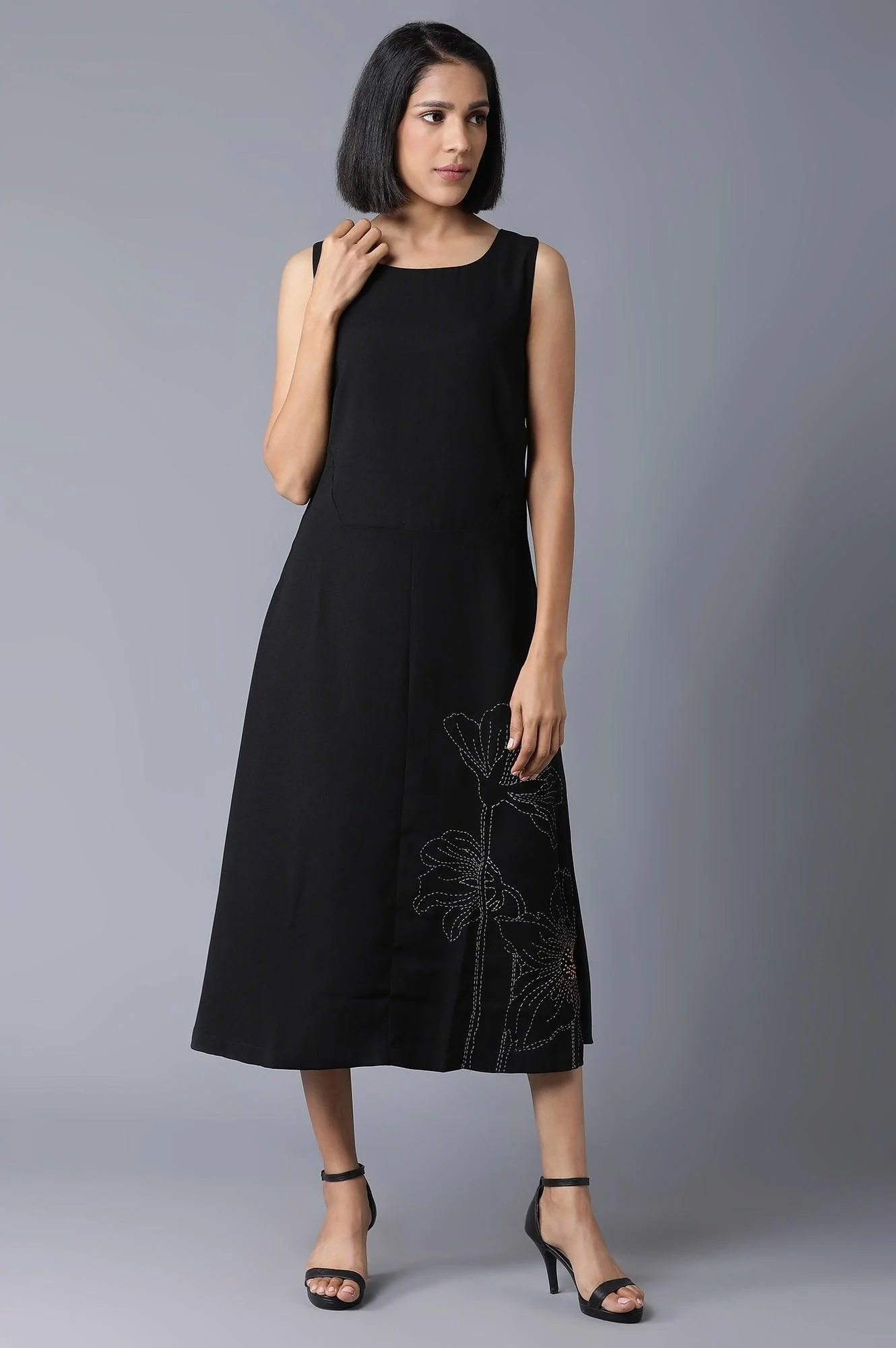 Black Sleeveless Embroidered Dress In Round Neck