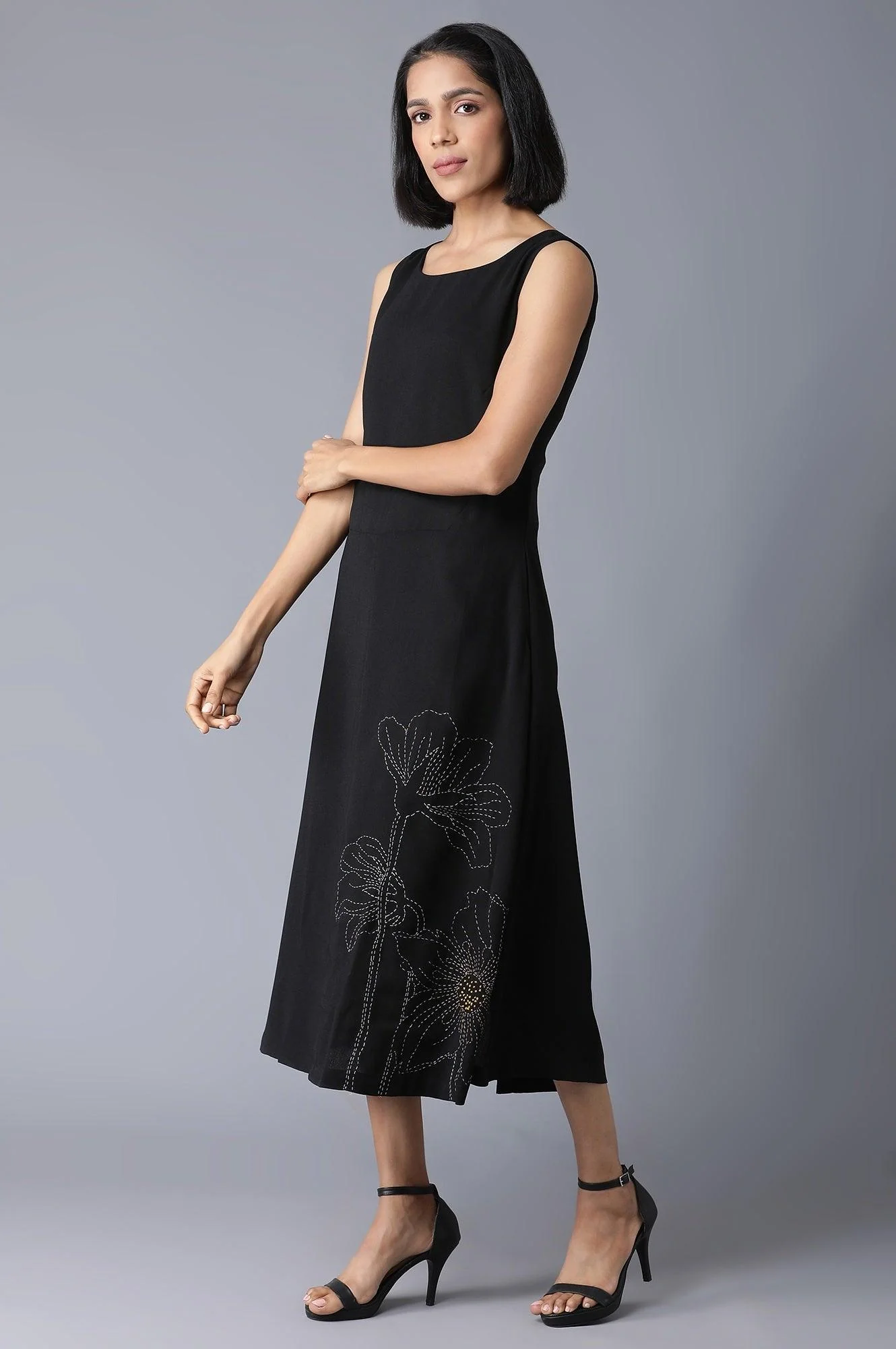 Black Sleeveless Embroidered Dress In Round Neck - Image 3