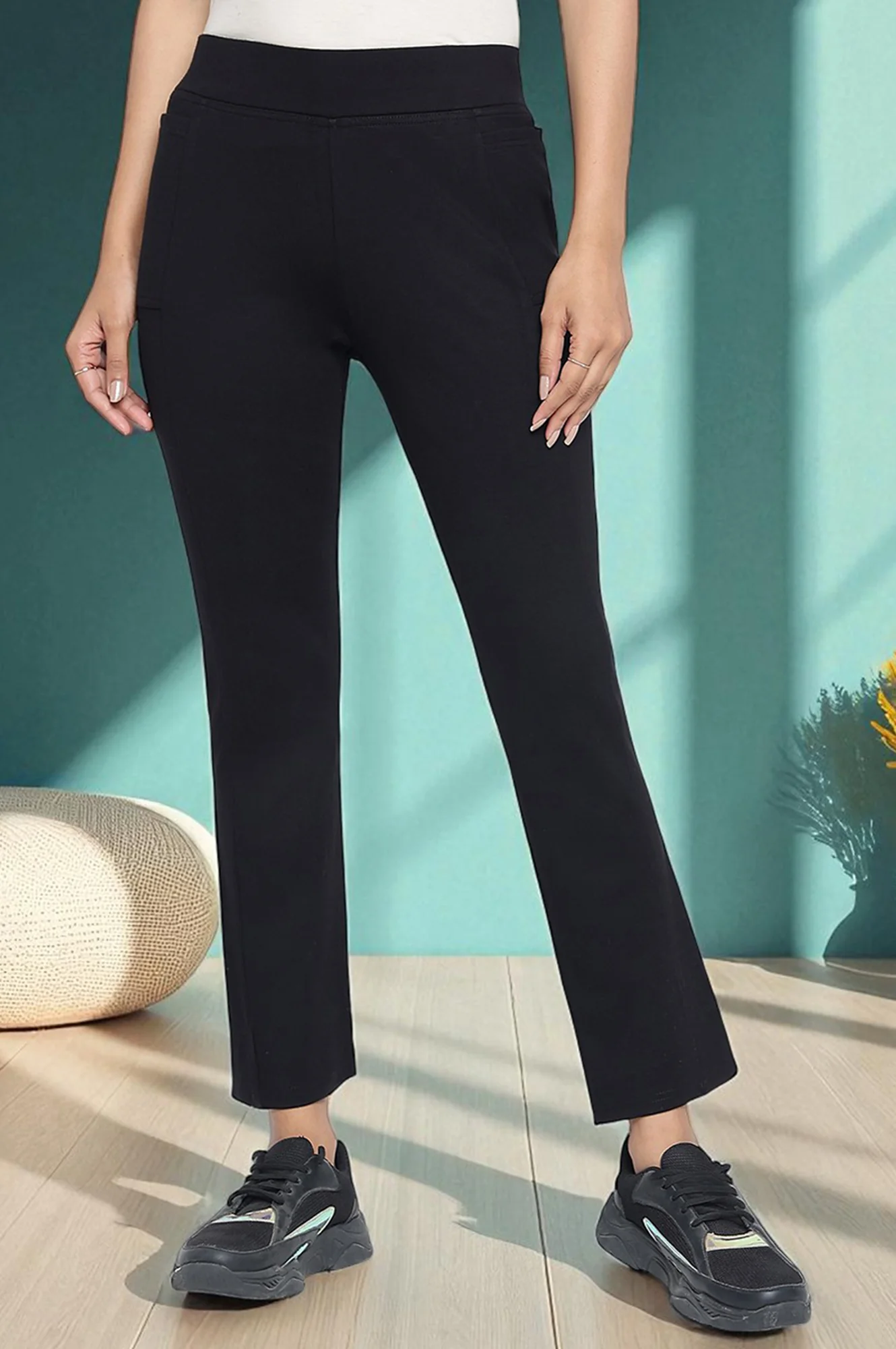 Elleven Women's Black Solid Mid Rise Tights in Ankle Length