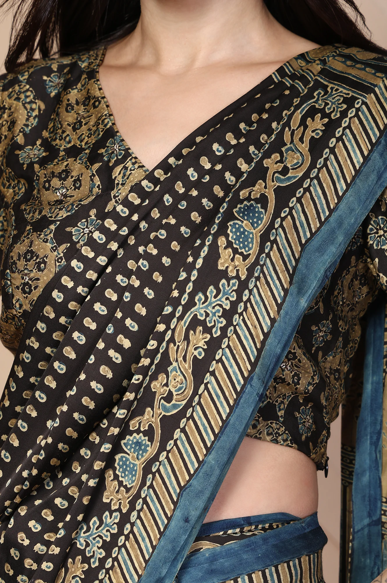 Black Tassels Saree with Unstitched Blouse - Image 3