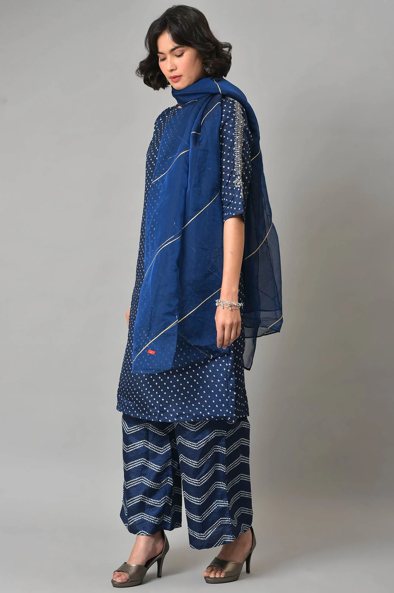 Blue Bandhani Printed kurta With Bandhani Pants And Organza Dupatta - Image 3