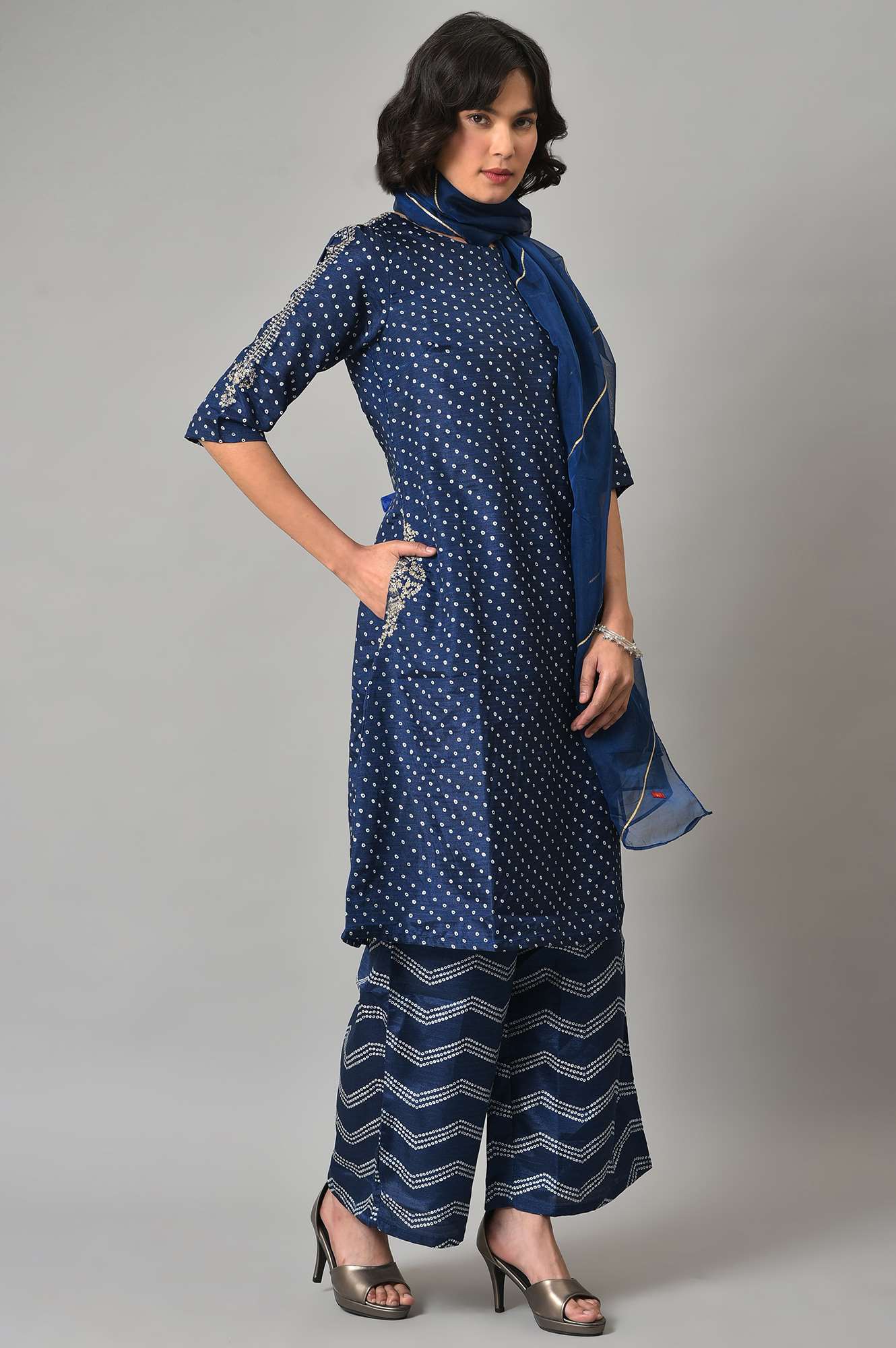 Blue Bandhani Printed kurta With Bandhani Pants And Organza Dupatta - Image 4