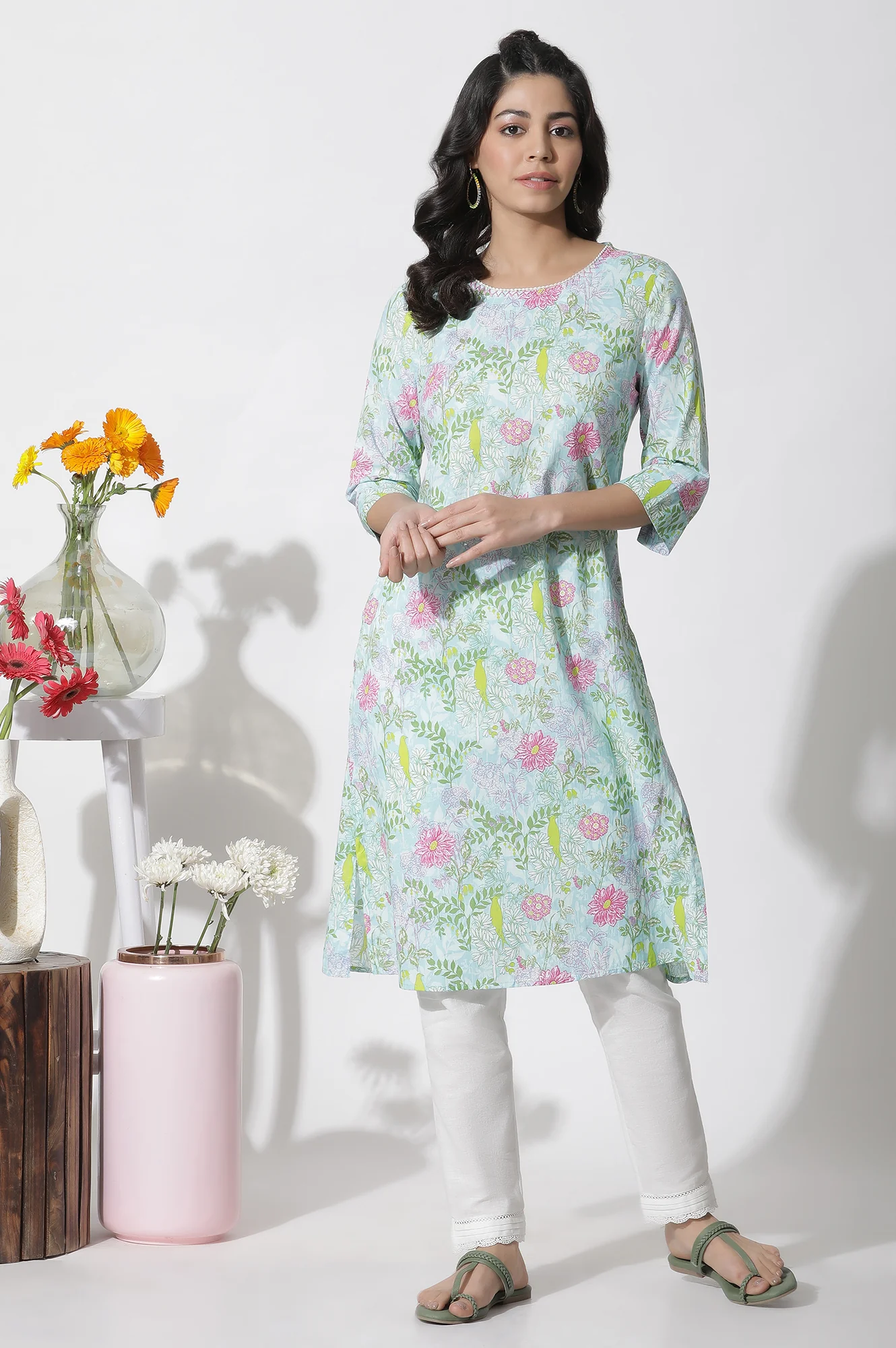 Blue Bold Floral Printed Straight Kurta - Image 2