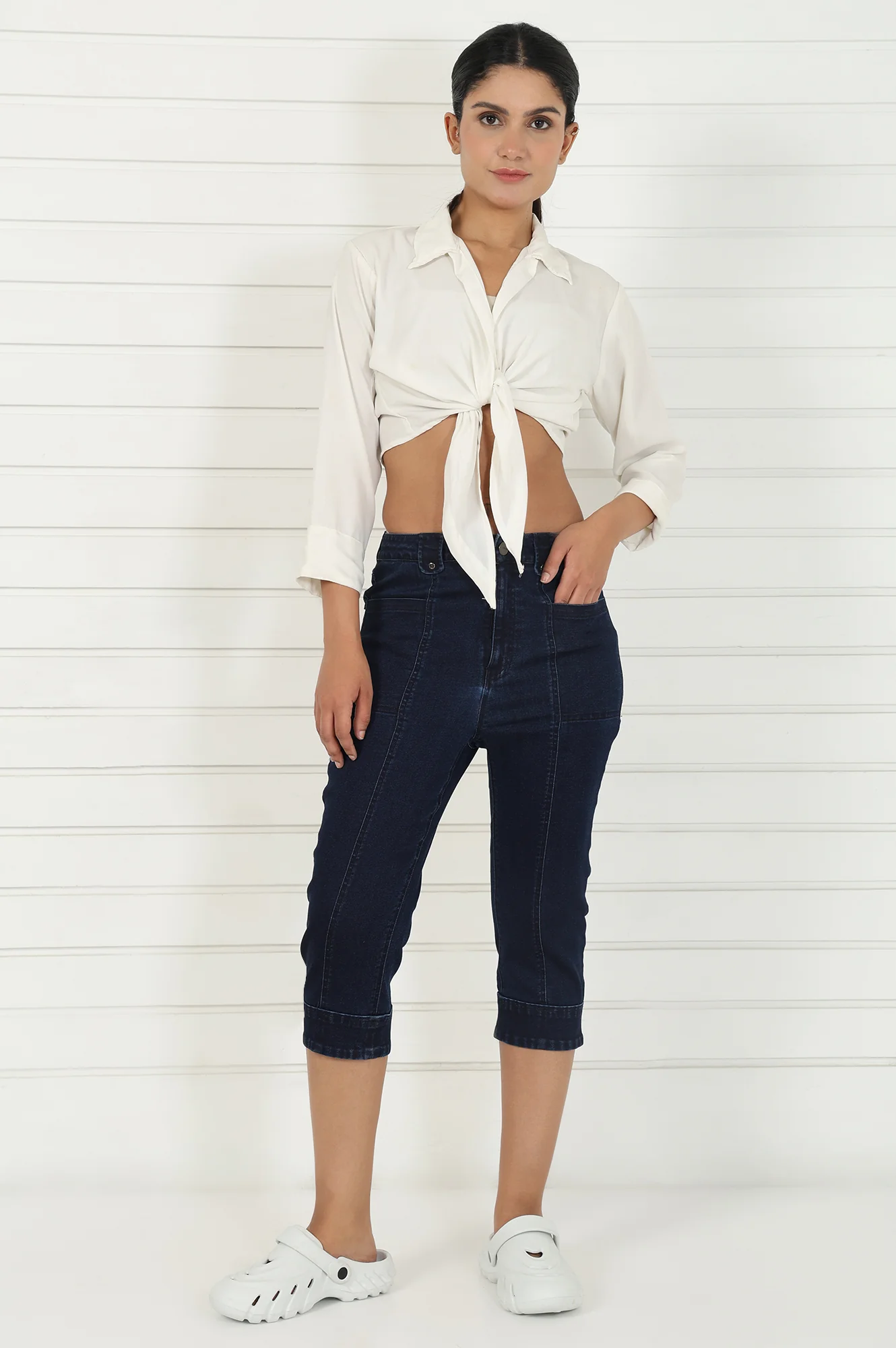 Elleven Women's Blue Denim Lycra Mid Rise Calf Length Capri with YKK Zipper