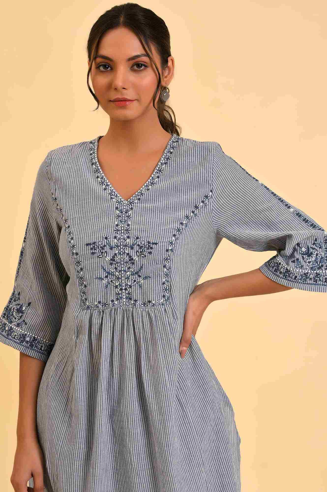 Blue Embroidered kurta & Pants Co-Ord Set - Image 5
