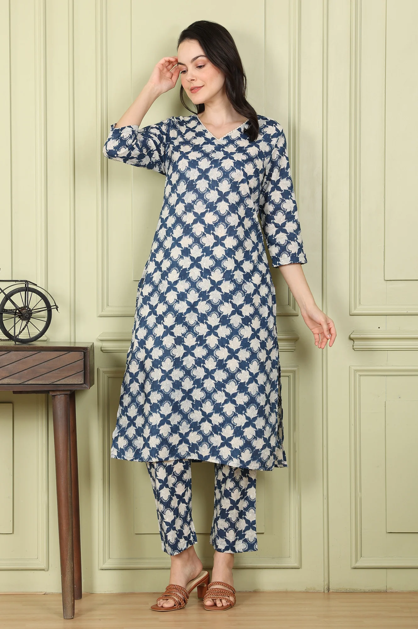 Blue Floral Printed Cotton Blend Straight Kurta And Pants Co-Ord Set