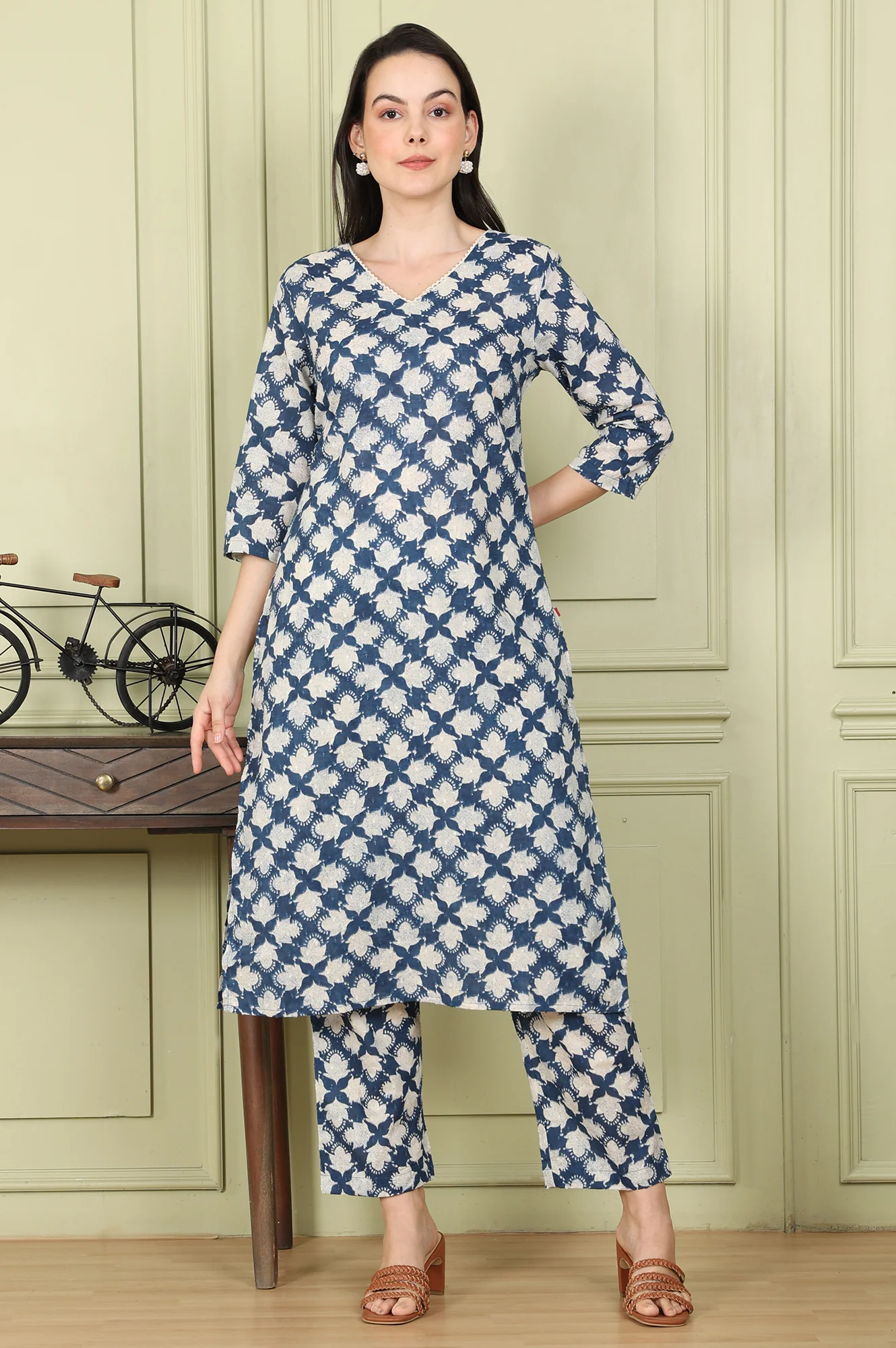 Blue Floral Printed Cotton Blend Straight Kurta And Pants Co-Ord Set - Image 2