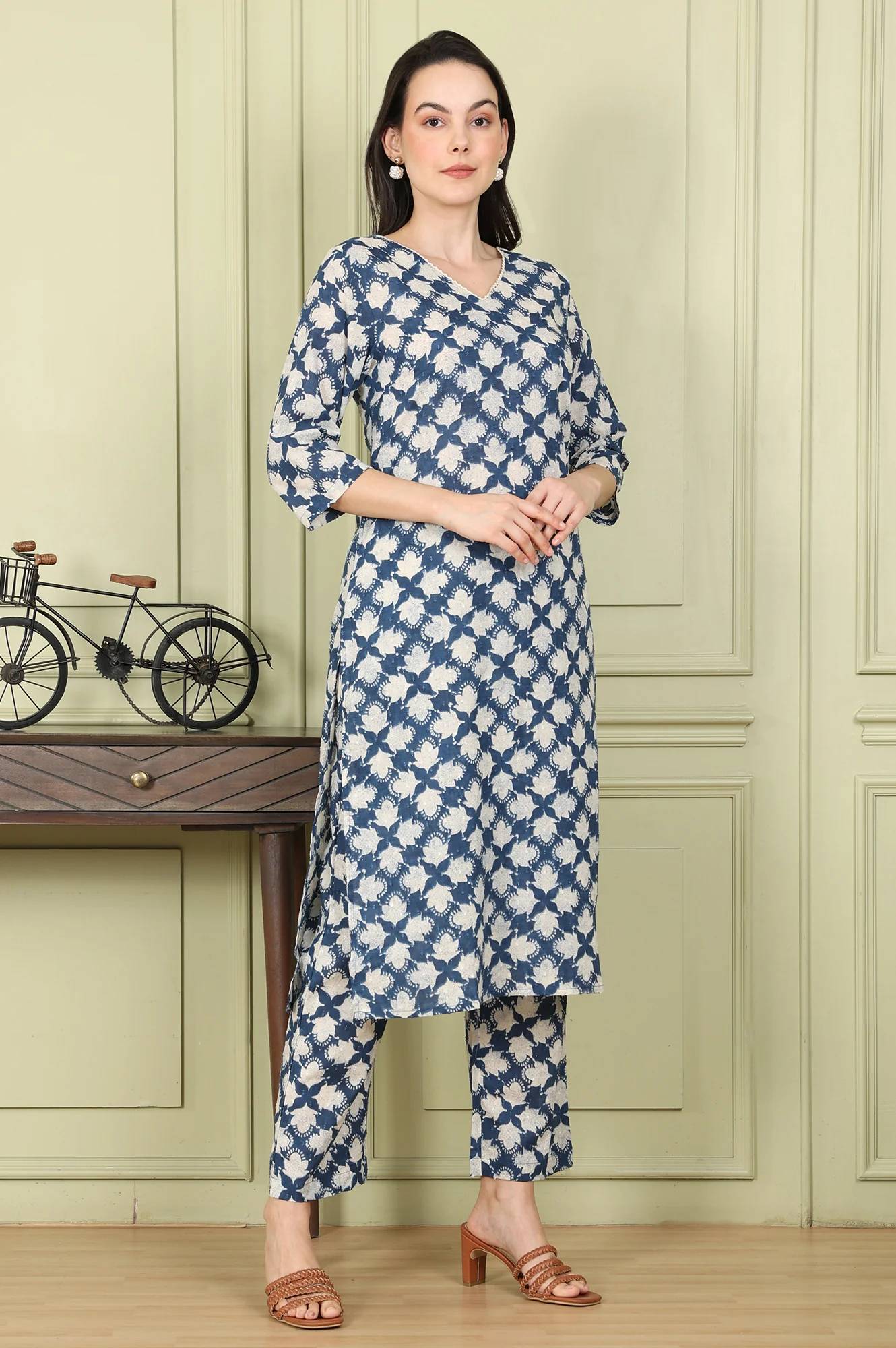 Blue Floral Printed Cotton Blend Straight Kurta And Pants Co-Ord Set - Image 6