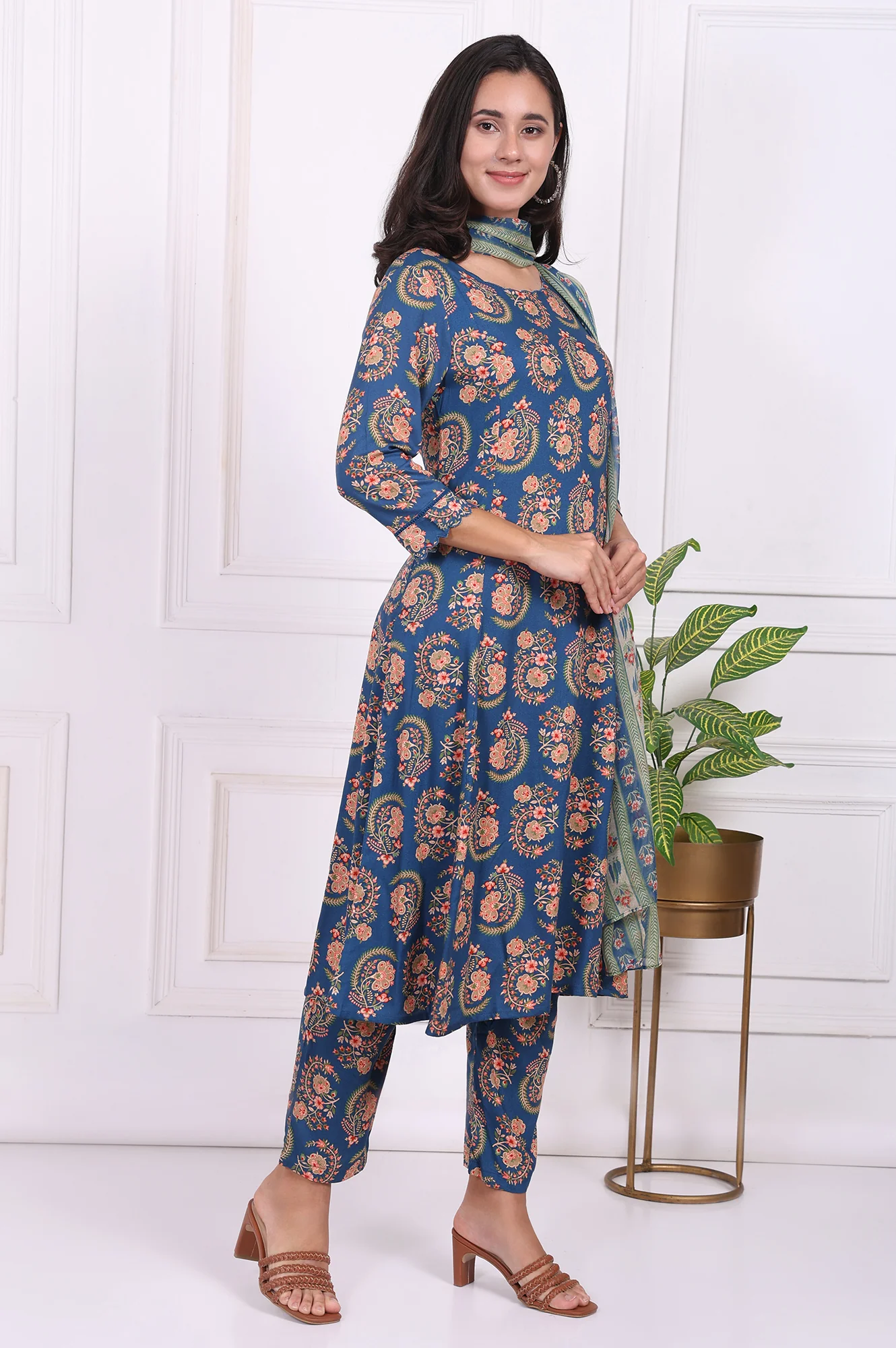 Blue Floral Printed Straight Kurta, Pants and Dupatta Set - Image 6