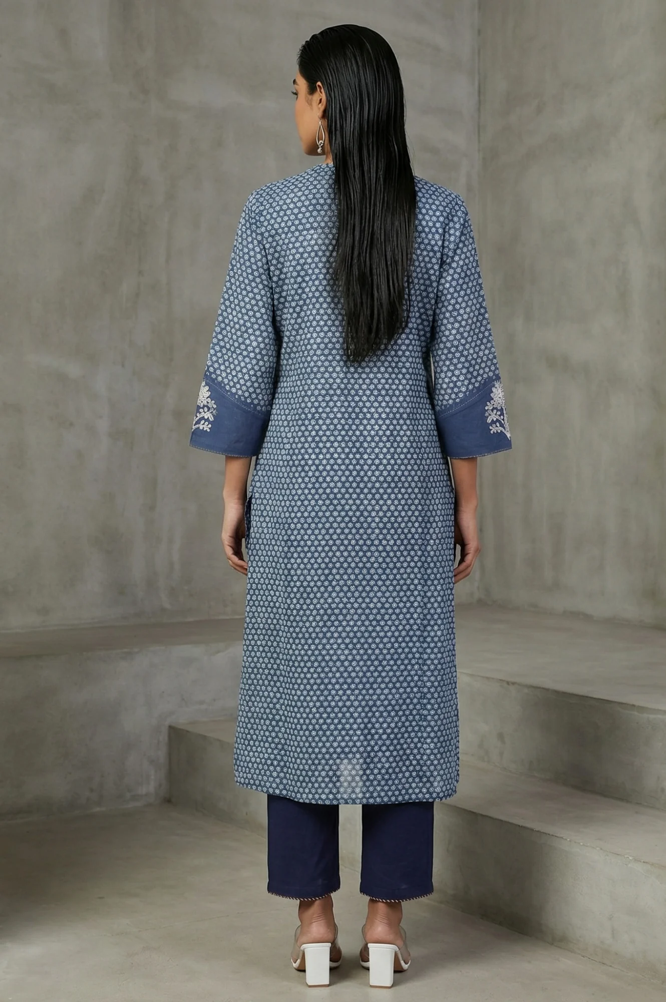 Blue Floral Thread Embroidered Pure Cotton Straight Kurta - Image 4