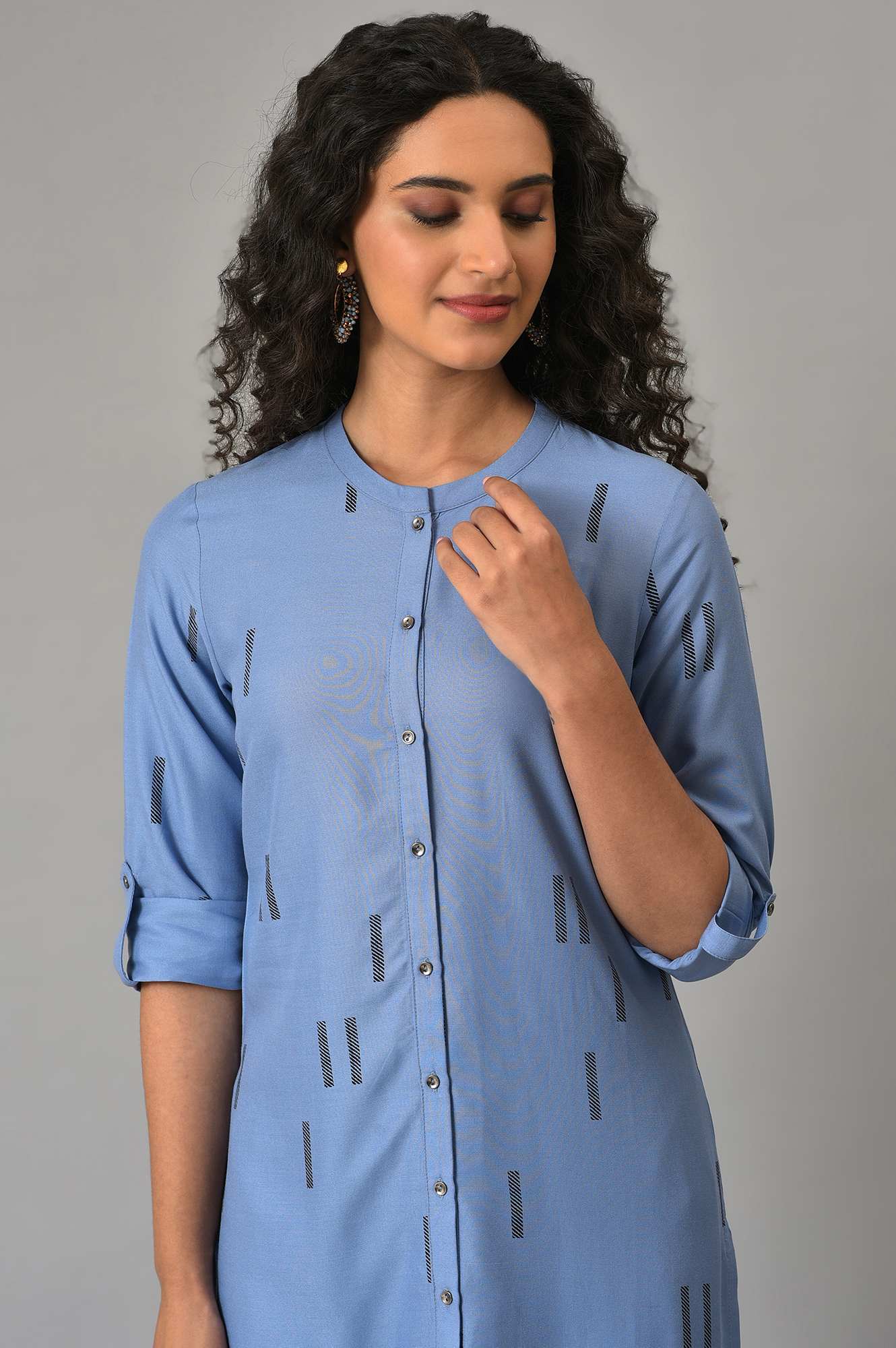 Blue Geometric Printed Straight Kurta with Parallel Pant Set - Image 2