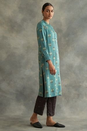 Blue Mandarin Neck Ajrakh Print kurta - Image 4