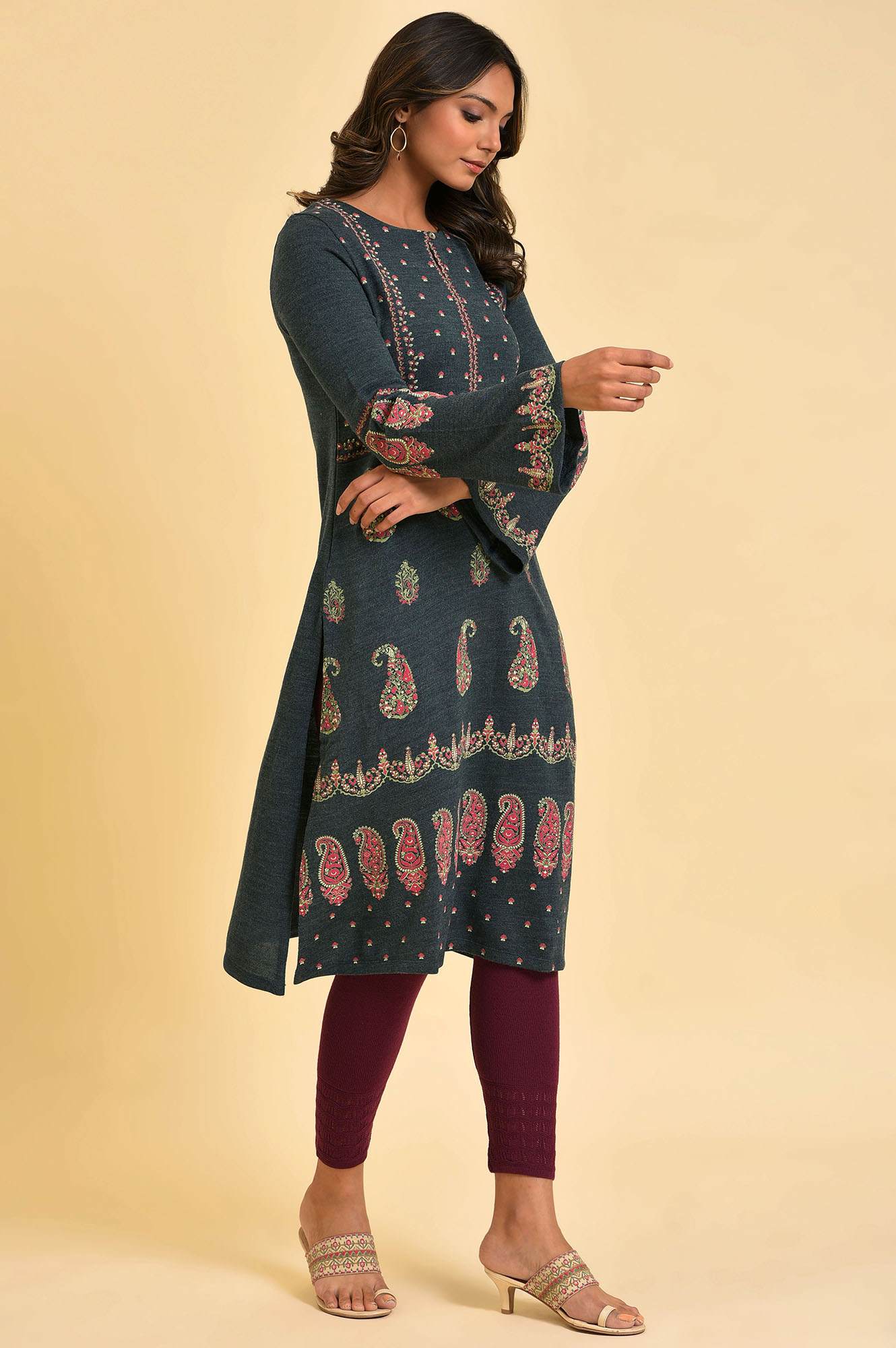 Blue Paisley Printed Knitted Winter kurta - Image 4