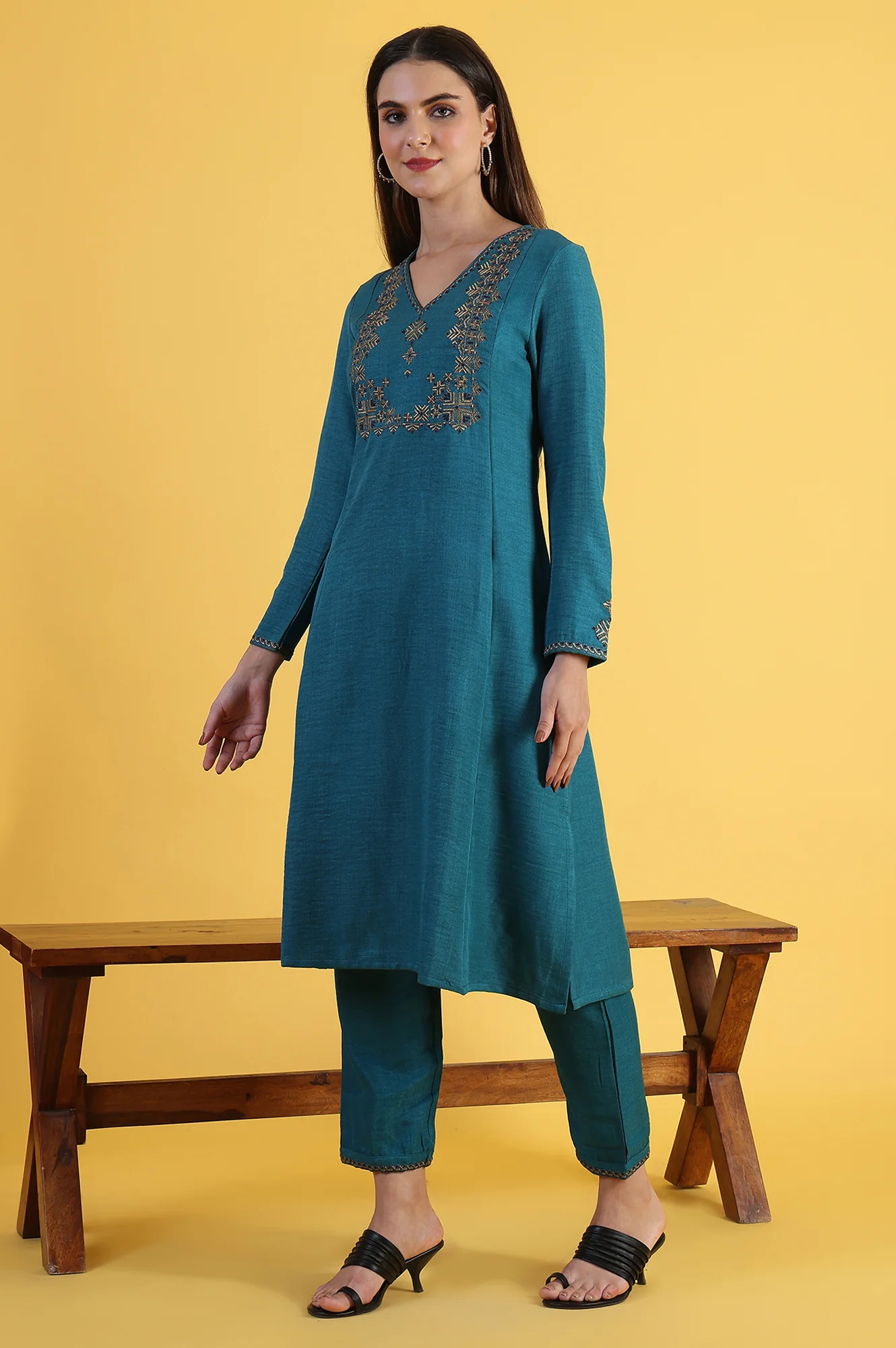Blue Solid Zari Straight Kurta & Straight pant with Shawl Set - Image 4