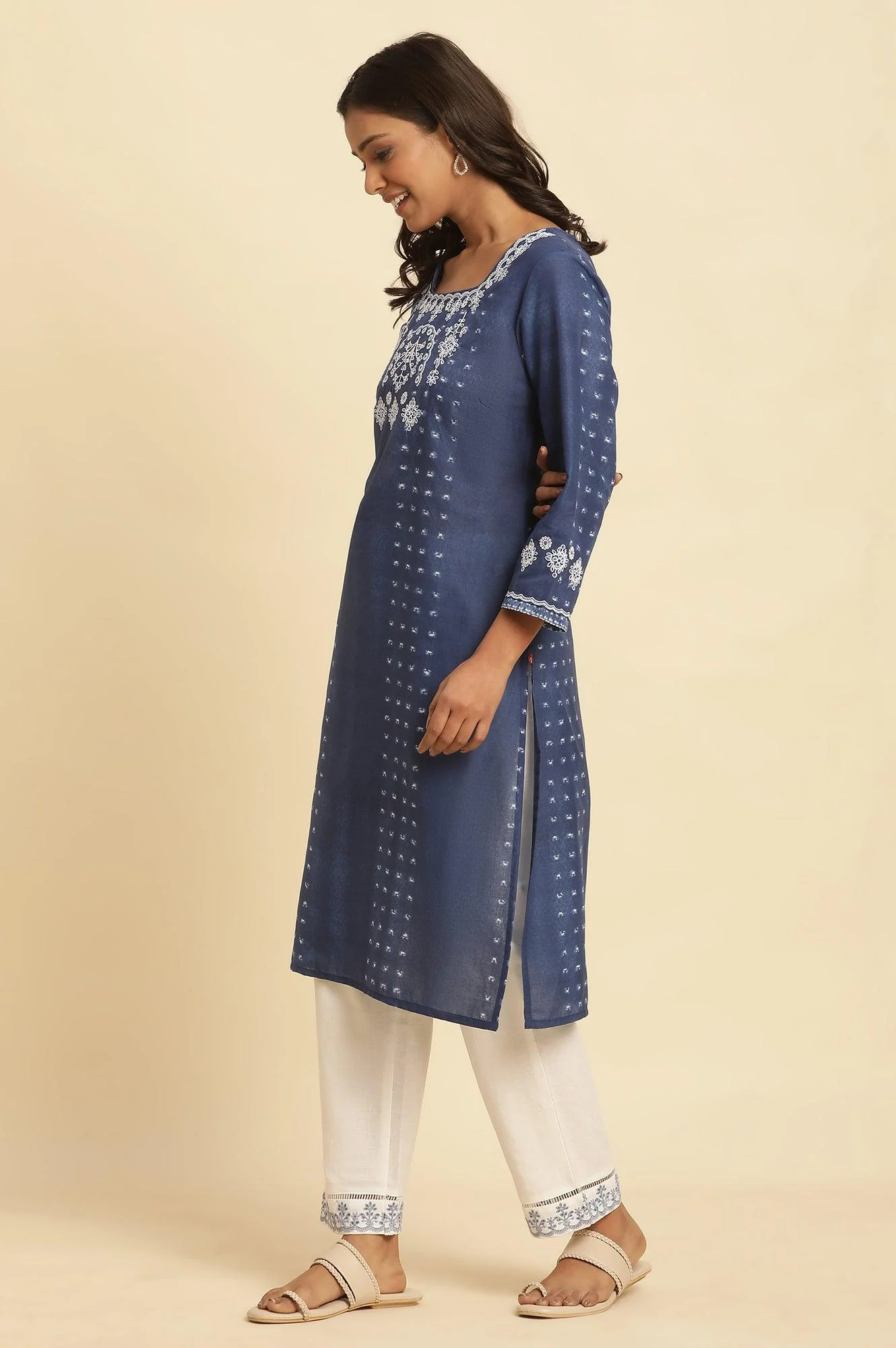 Blue Tie And Dye Printed Kurta With Embroidery - Image 5