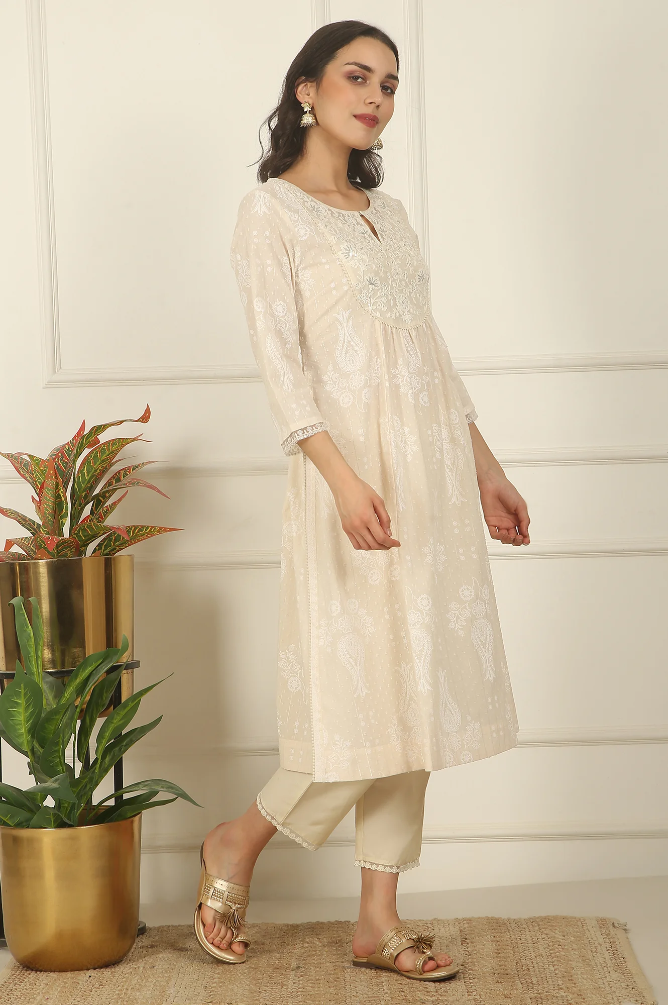 Daisy White Floral Printed Pure Cotton A-line Kurta - Image 7