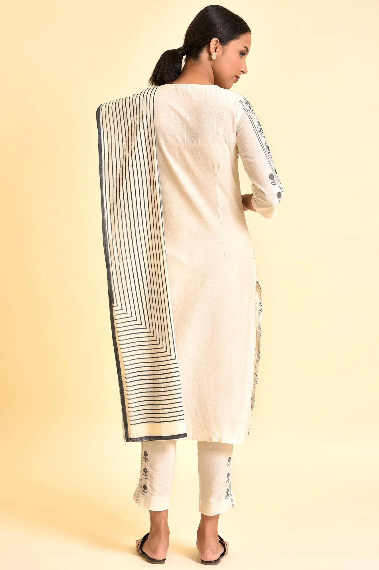 Ecru Printed Cotton Flax Kurta, Pants And Dupatta Set - Image 3