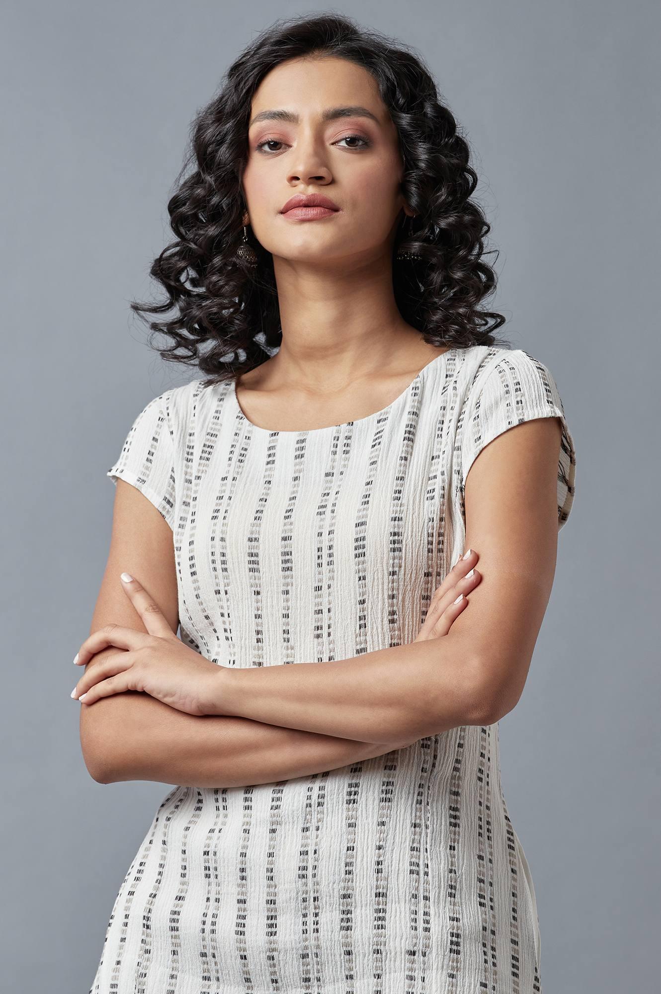 Ecru Printed kurta In Round Neck With Slim Pants - Image 5