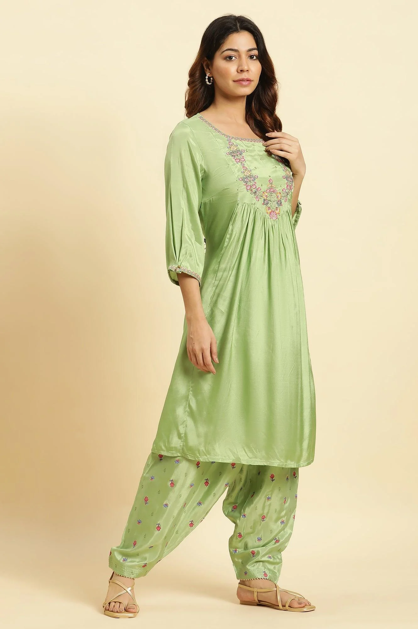 Green Embroidered Kurta, Salwar And Pink Chiffon Dupatta Set - Image 5