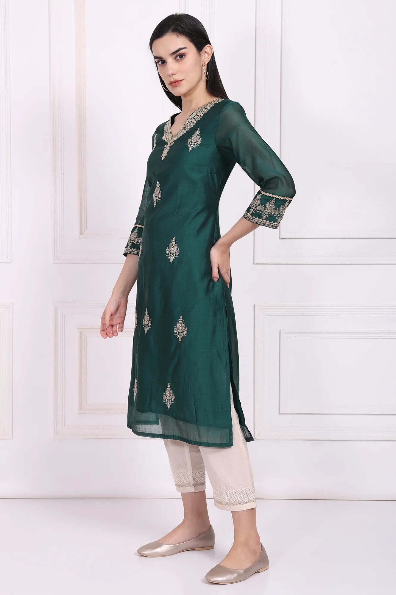 Green Embroidered Straight Kurta - Image 4