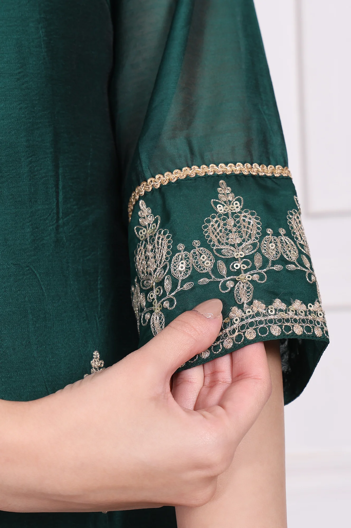 Green Embroidered Straight Kurta - Image 7