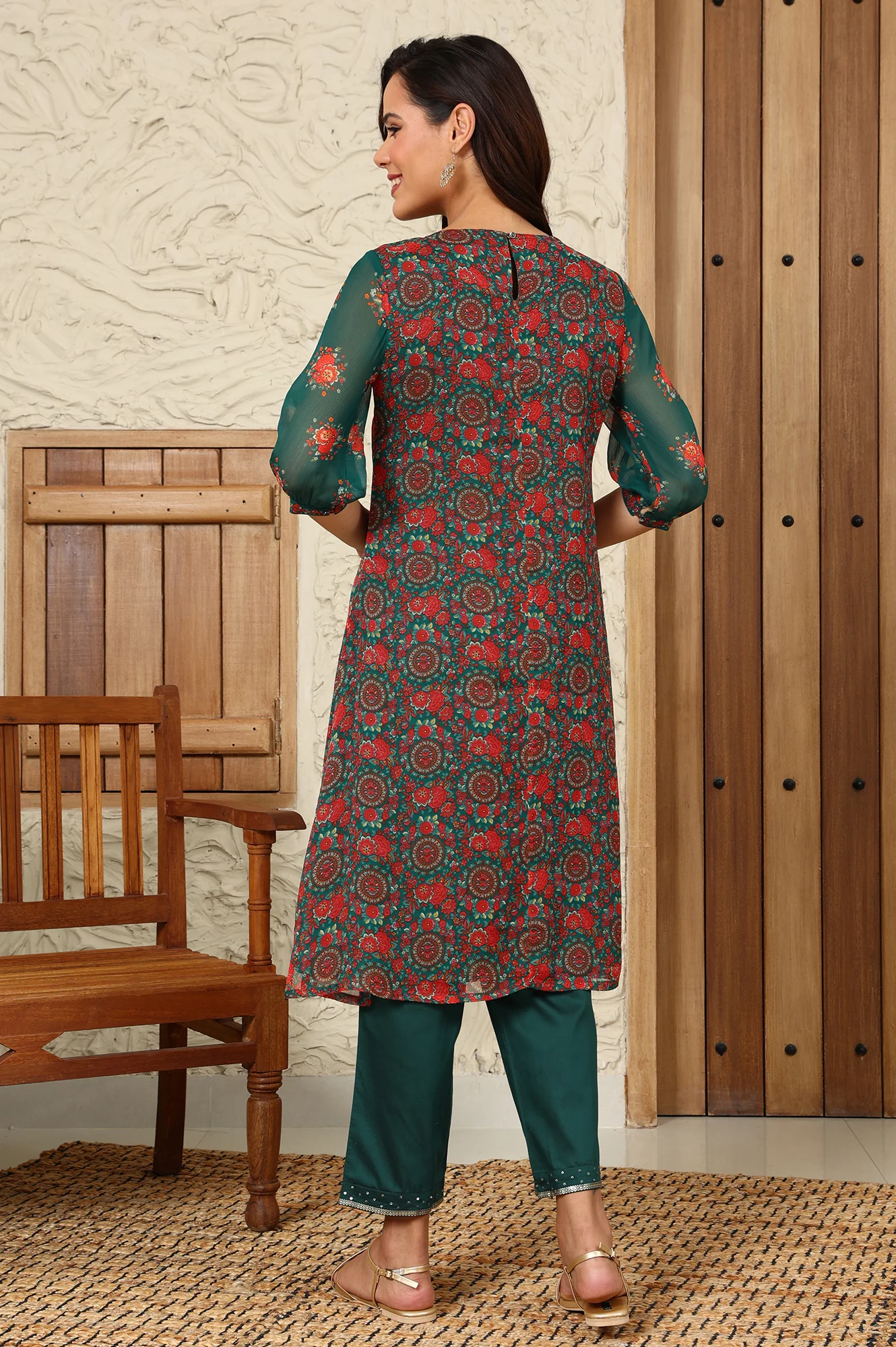 Green Floral Printed Dori Embroidered Chiffon Kurta With Attached Lining - Image 5