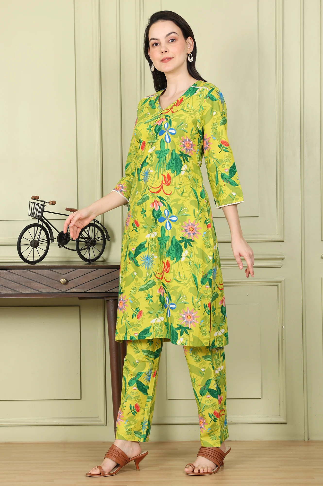 Green Floral Printed Pure Cotton Straight Kurta And Pants Co-Ord Set - Image 4