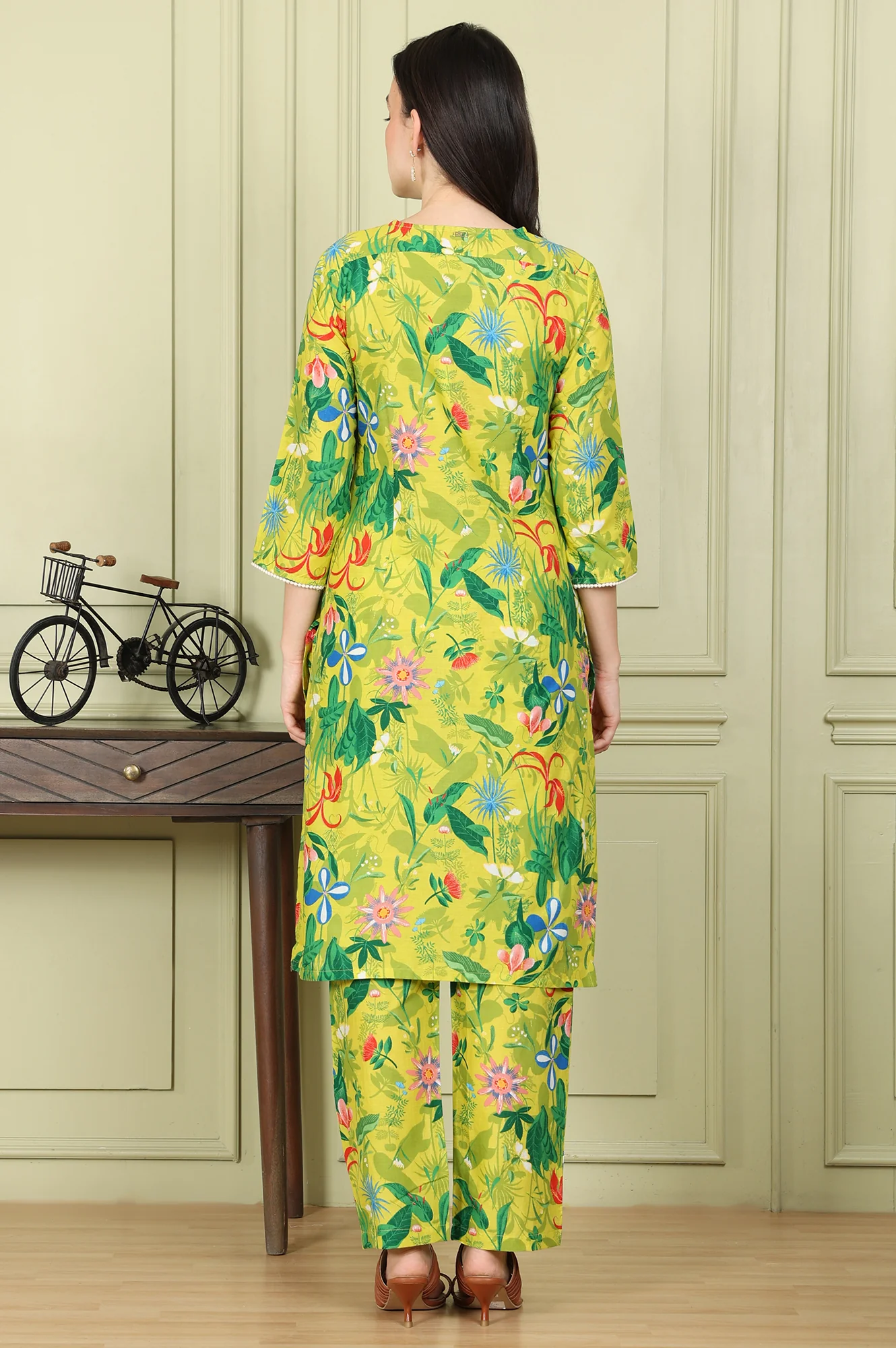 Green Floral Printed Pure Cotton Straight Kurta And Pants Co-Ord Set - Image 5