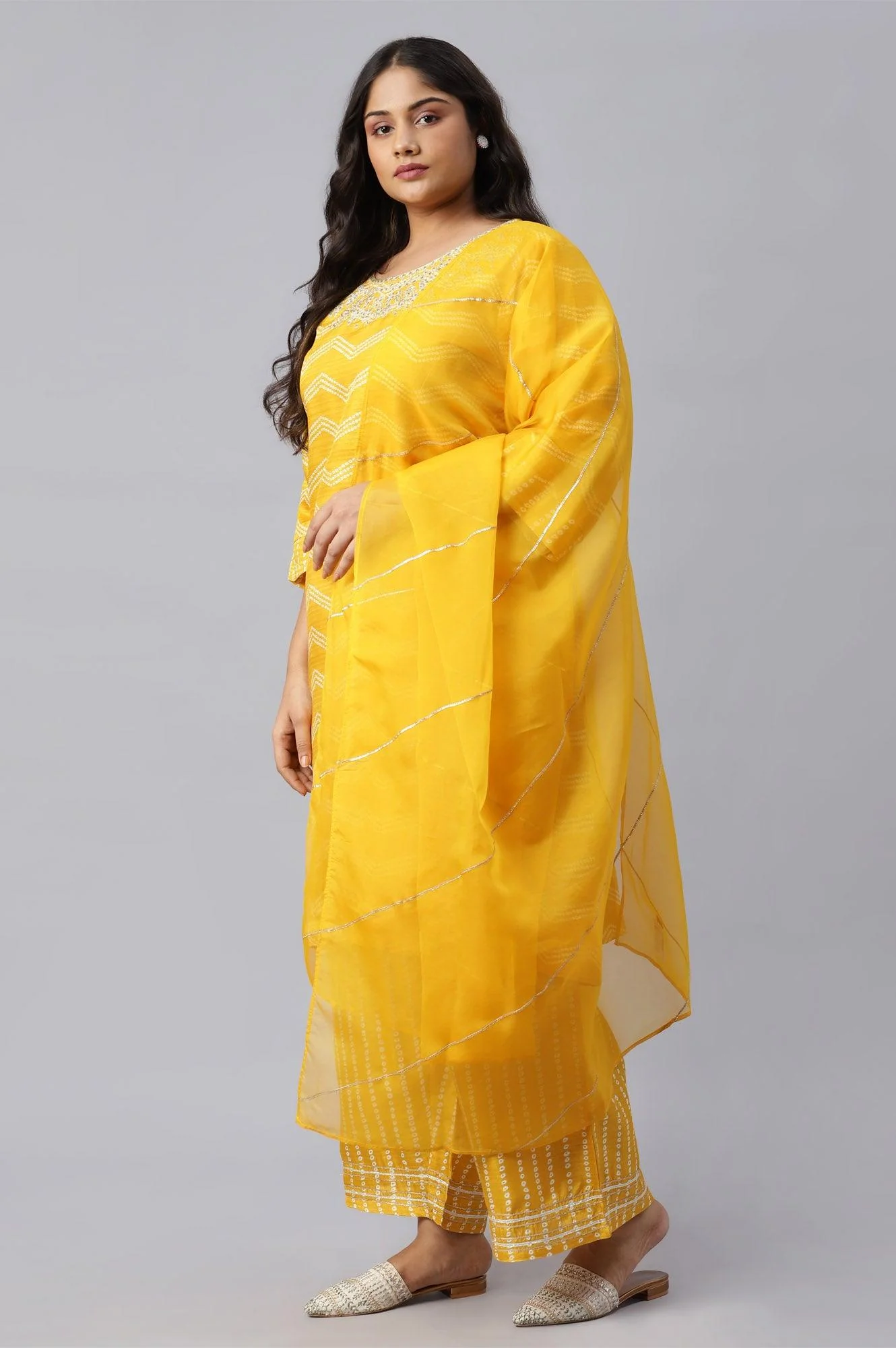 Green Plus Size Printed Gillet With Off-White kurta And Green Parallel Pants Set - Image 3