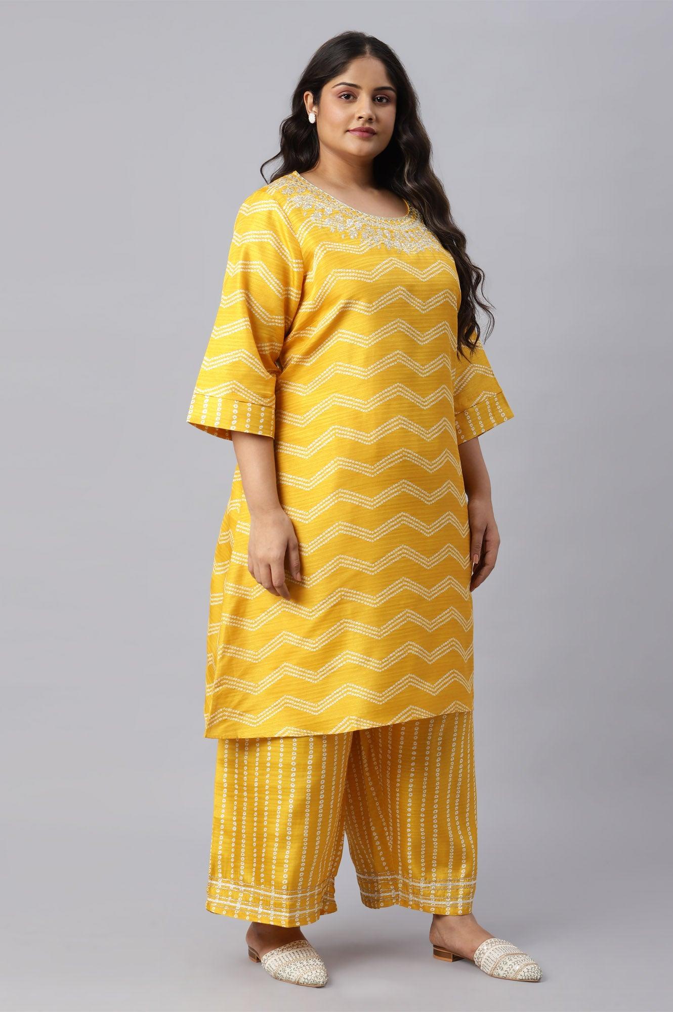 Green Plus Size Printed Gillet With Off-White kurta And Green Parallel Pants Set - Image 4