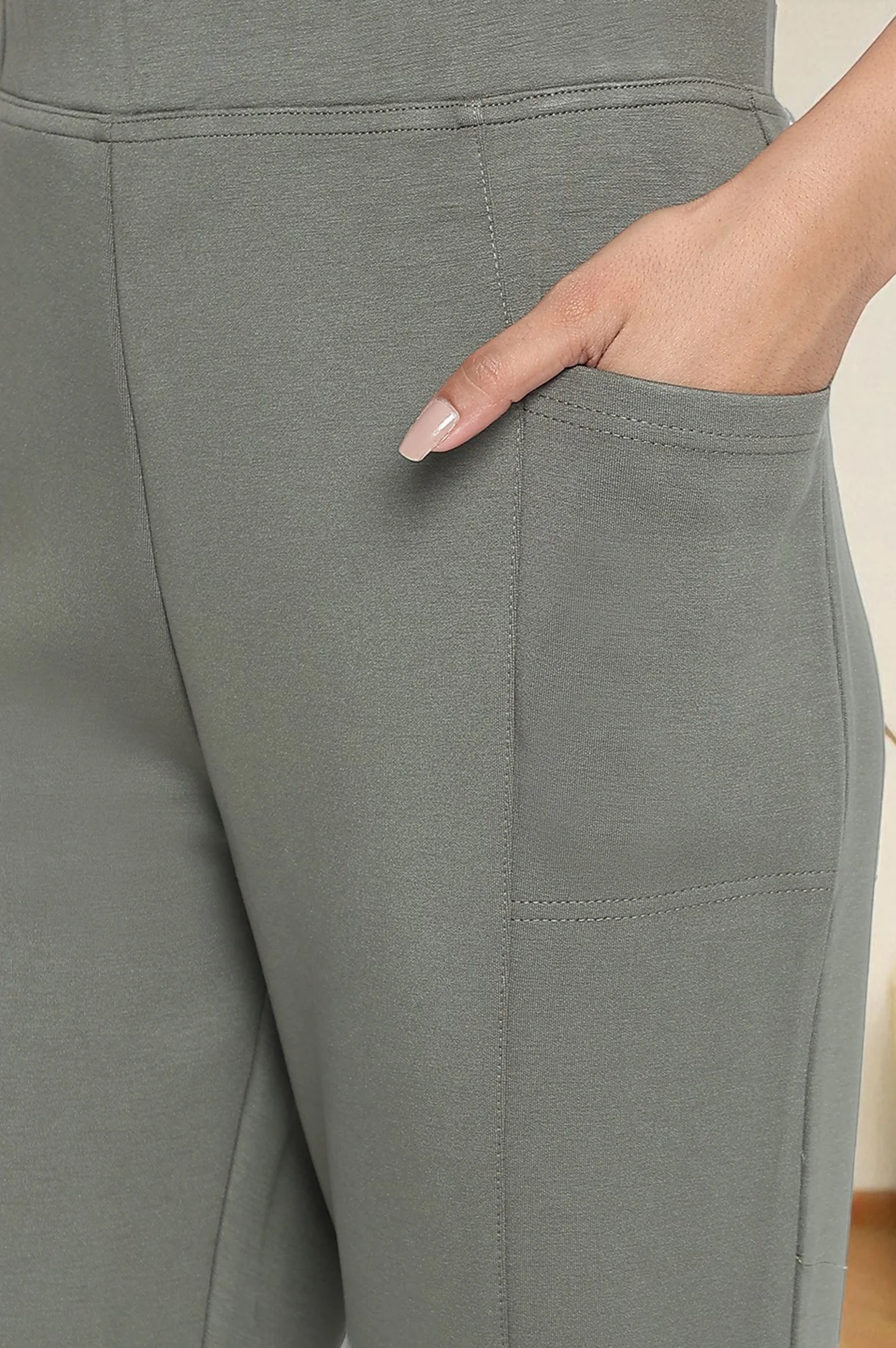 Elleven Women's Green Solid Mid Rise Tights in Calf Length - Image 7
