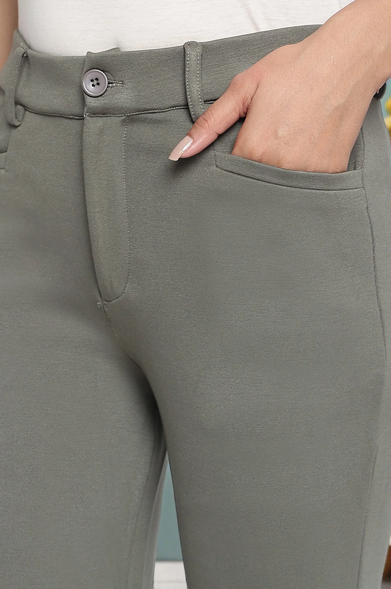 Elleven Women's Green Solid Mid Rise Trouser in Ankle Length - Image 7