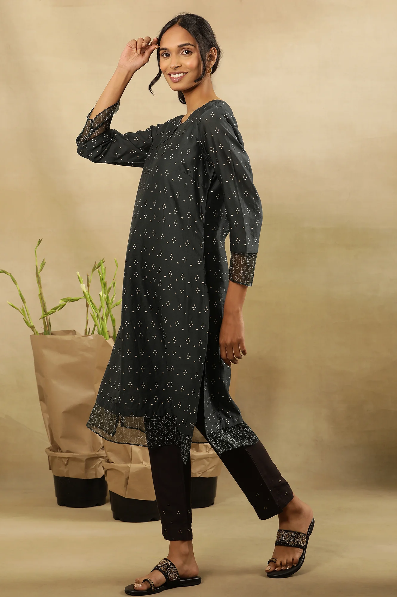 Grey Bandhej Print Round Neck Kurta In Chanderi - Image 4