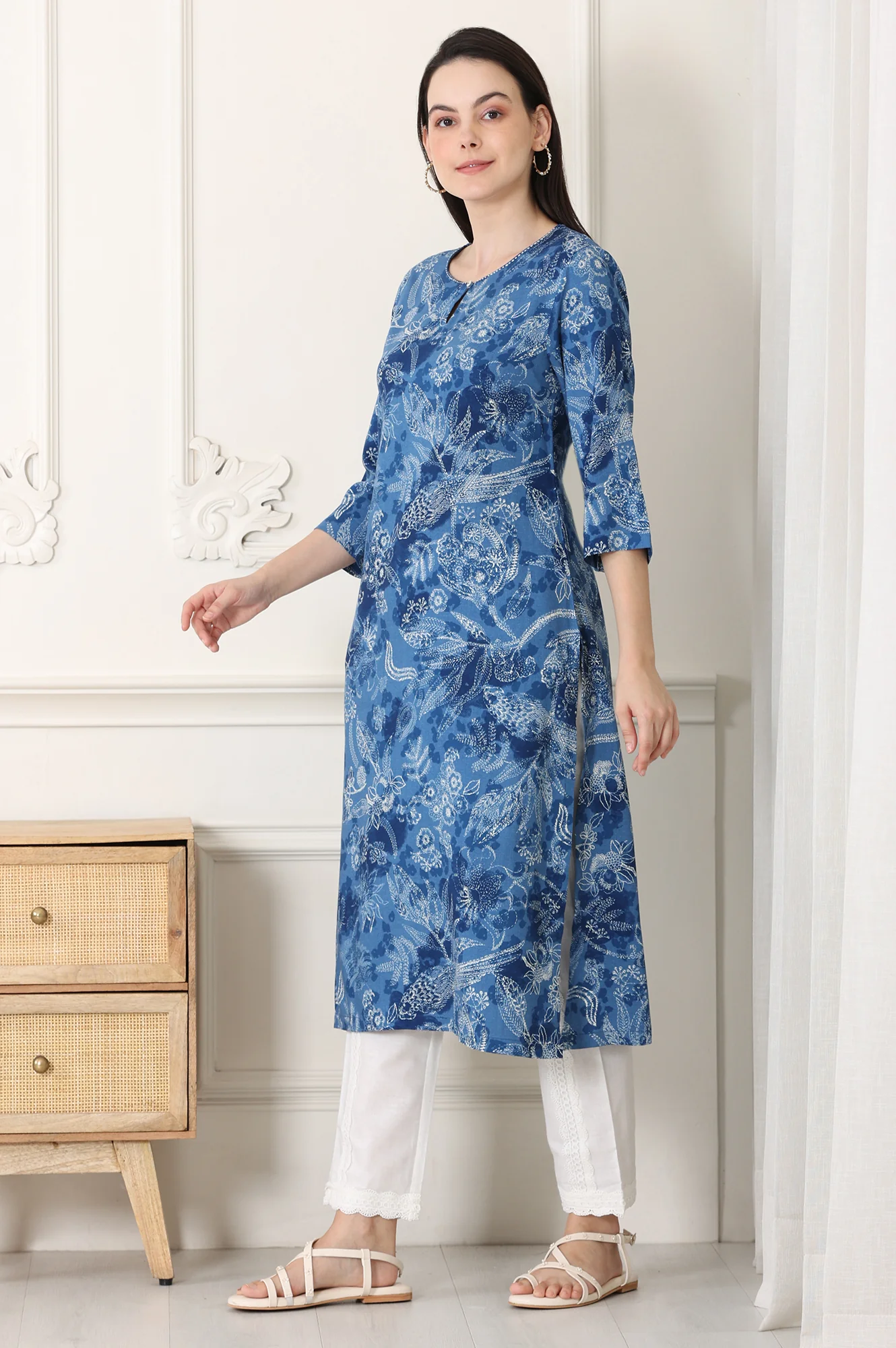 Indigo Blue Bird And Floral Printed Straight Kurta - Image 4
