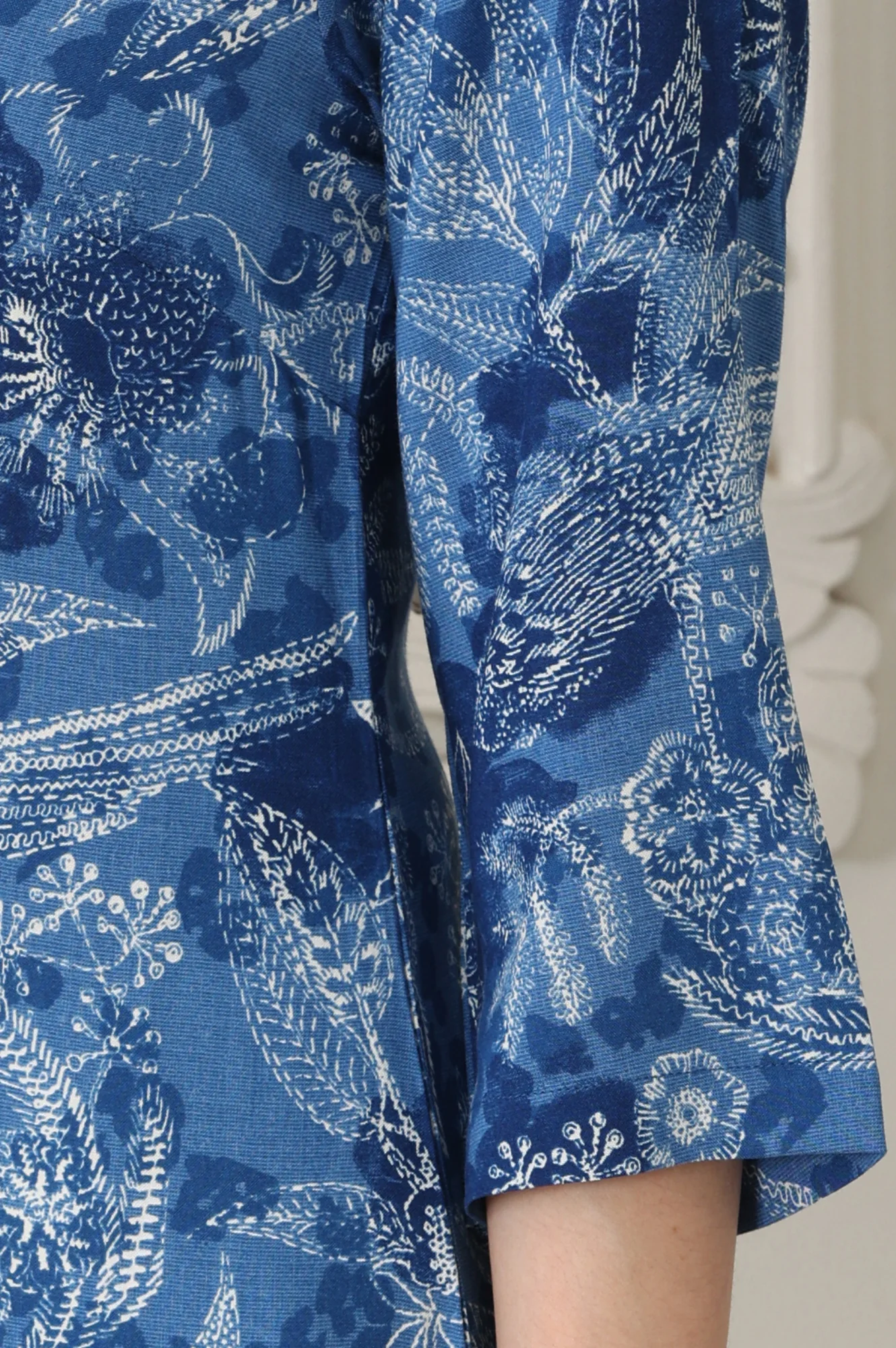 Indigo Blue Bird And Floral Printed Straight Kurta - Image 7
