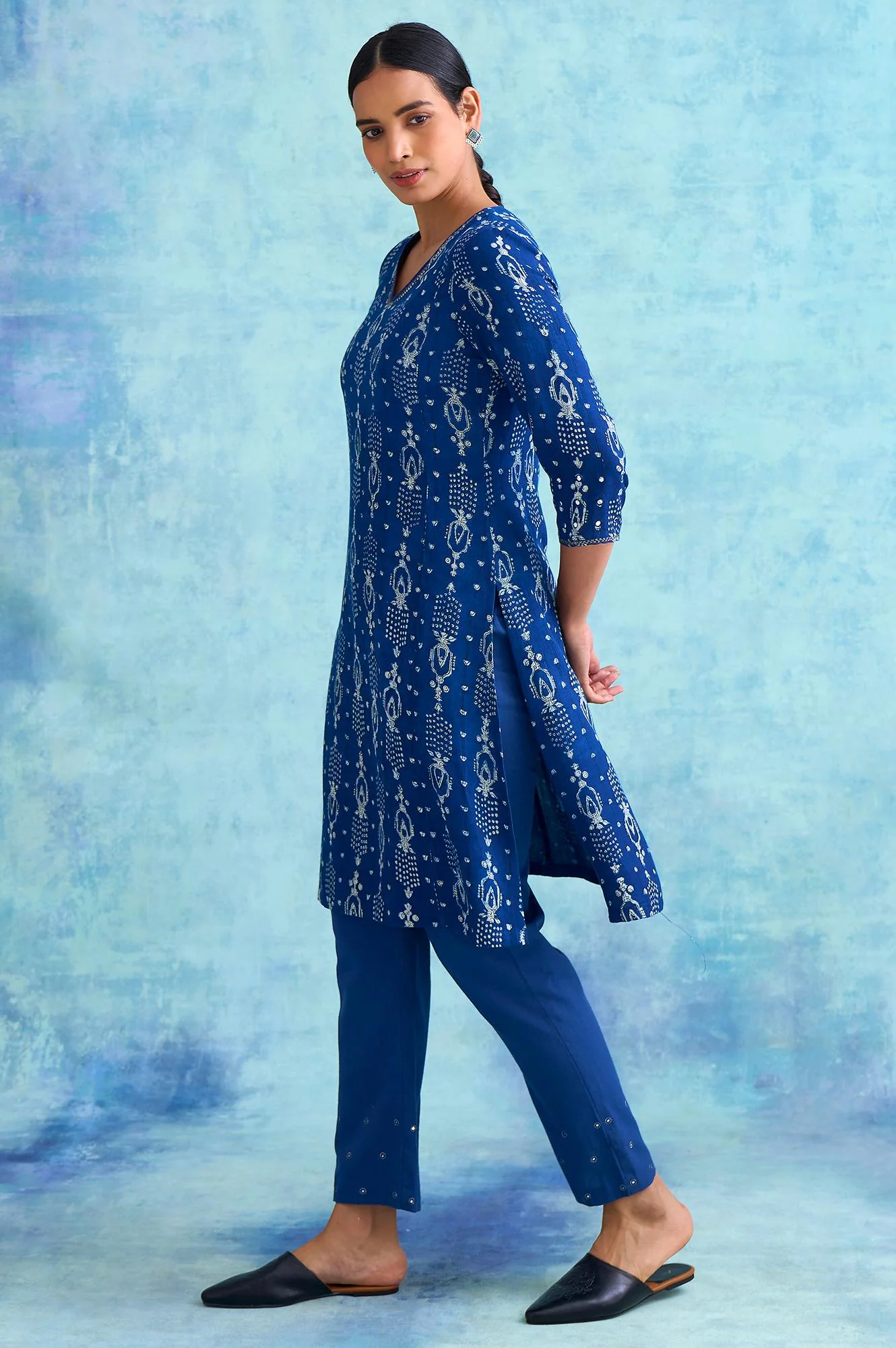 Indigo Dabu Print V-Neck kurta - Image 3