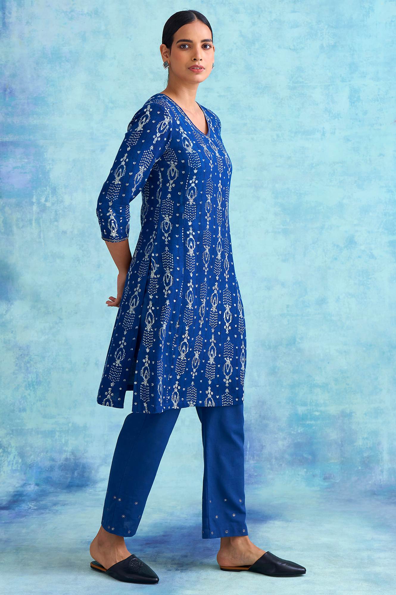 Indigo Dabu Print V-Neck kurta - Image 4