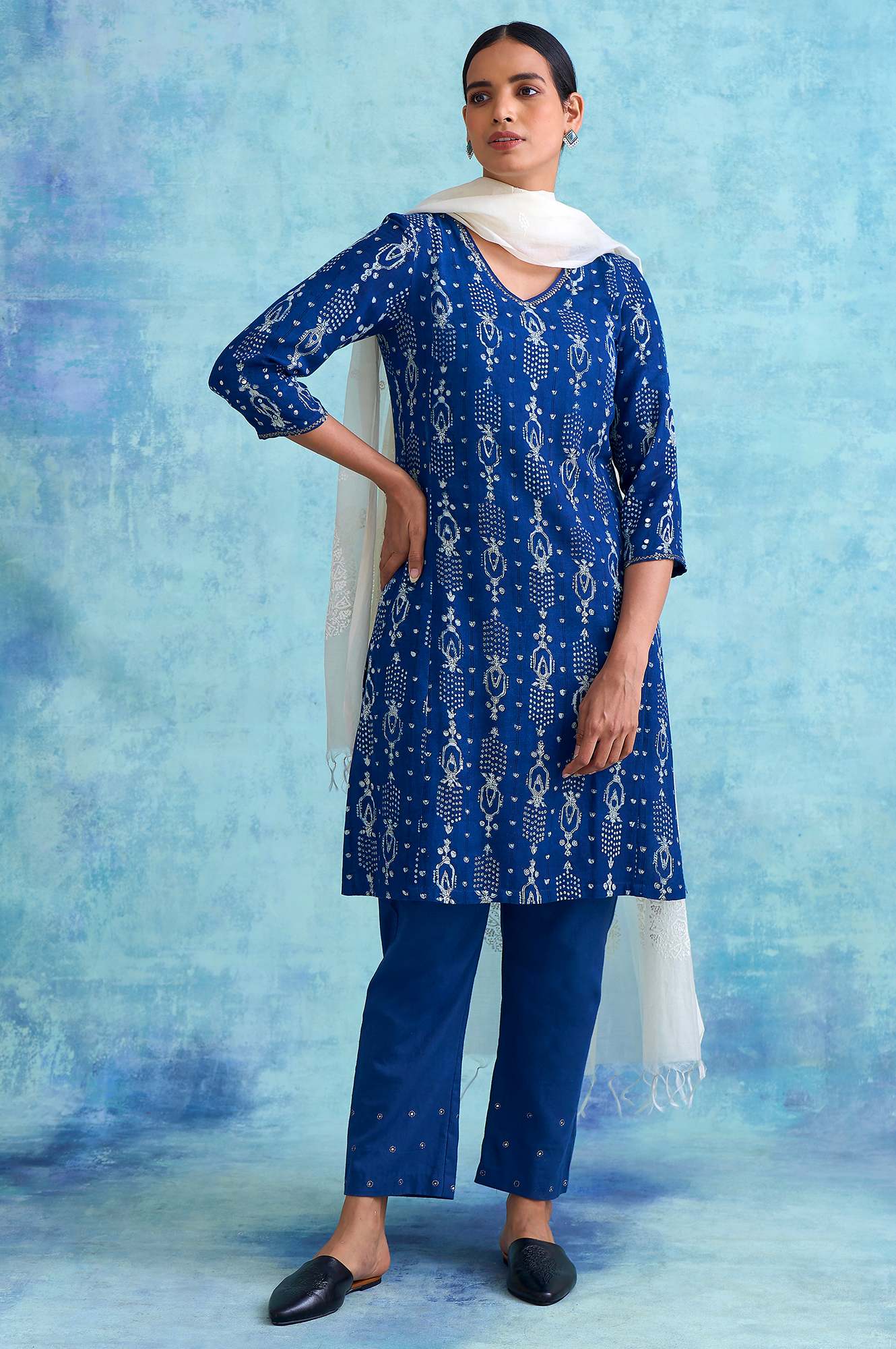 Indigo Dabu Print V-Neck kurta - Image 5