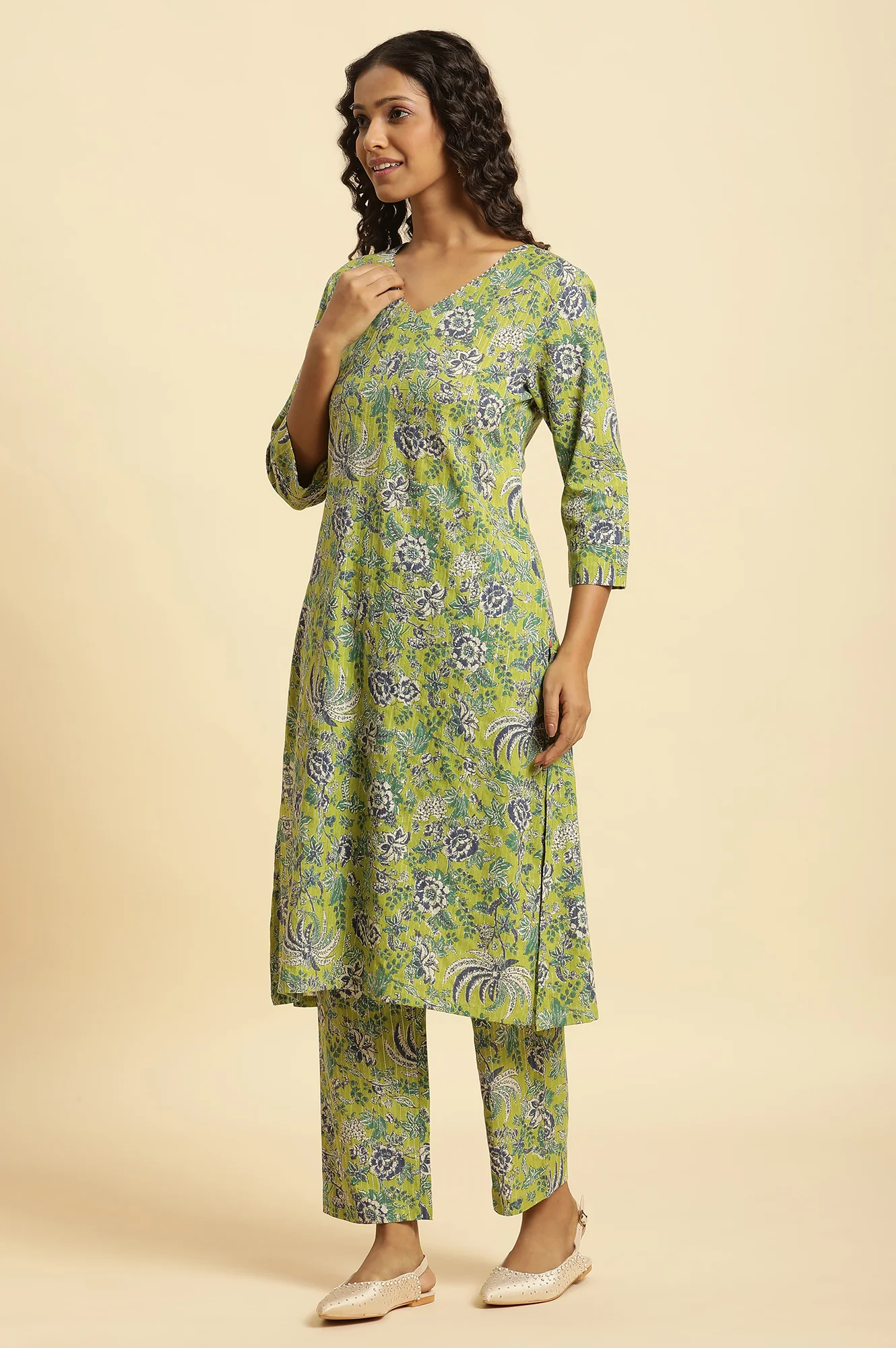 Light Green Floral Printed Kurta, Pants And Dupatta Set - Image 2