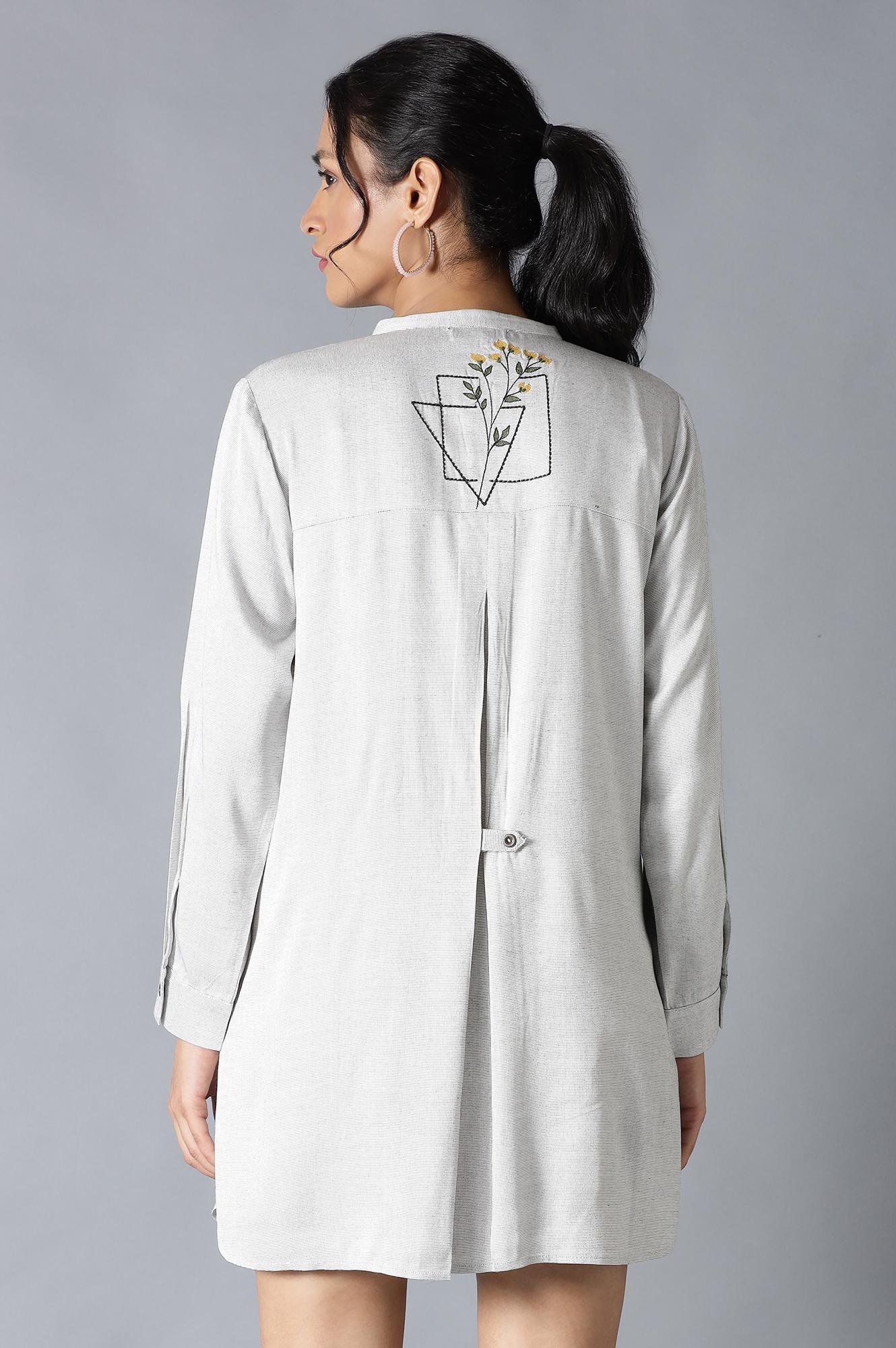 Light Grey Yarn-Dyed Tunic With Thread Embroidery In Mandarin Neck - Image 2