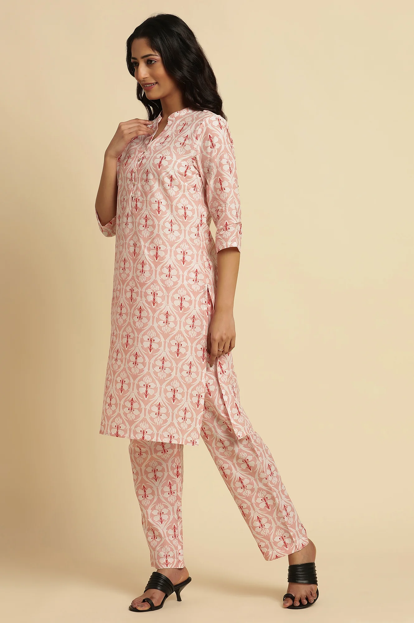 Light Pink Floral Printed Kurta, Pants And Dupatta Set - Image 3